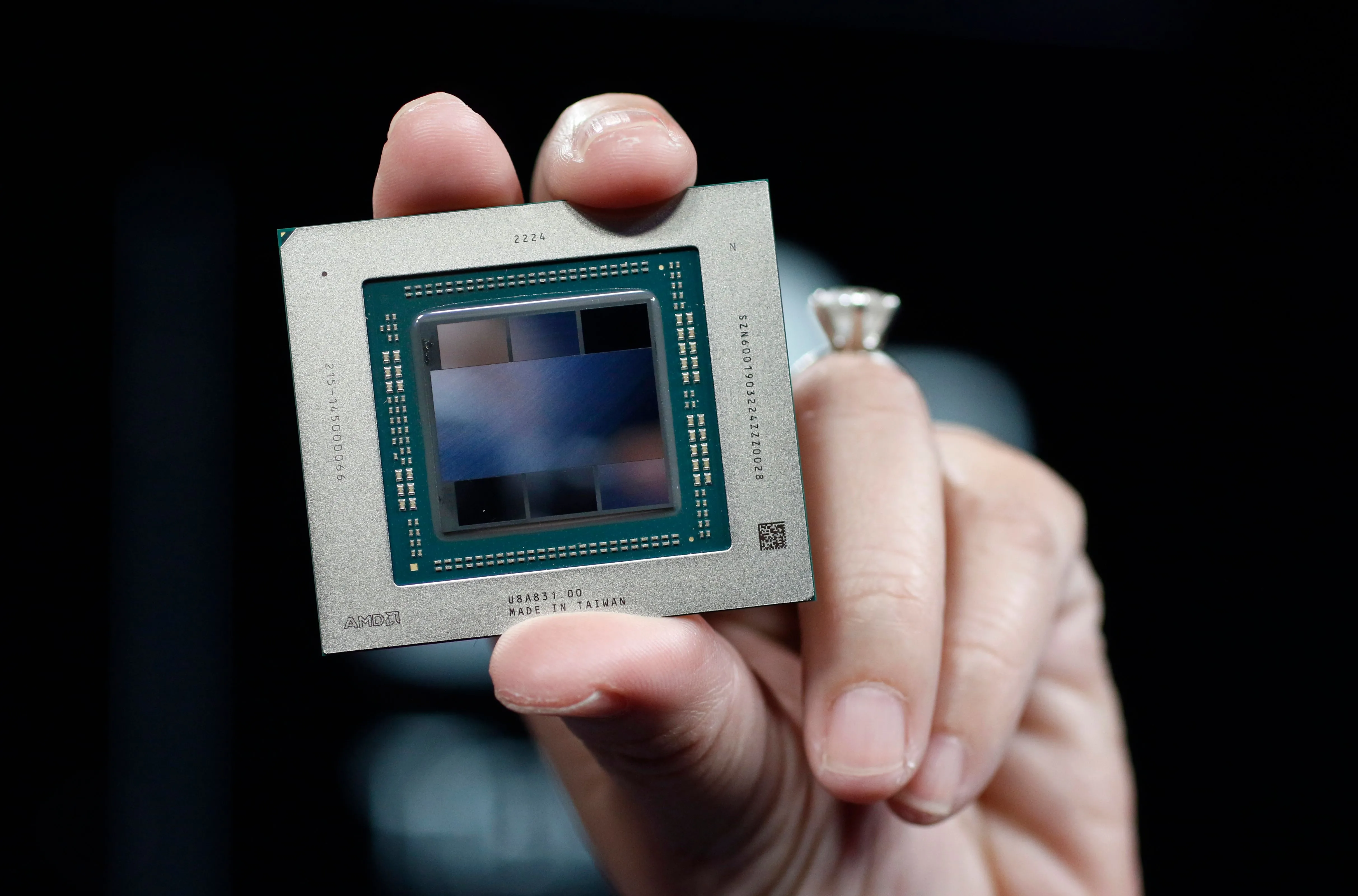 Hình ảnh cận cảnh chip GPU cho thấy các chi tiết vi mạch phức tạp