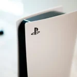 Hình ảnh cận cảnh máy PlayStation 5, biểu tượng của dịch vụ PSN bị gián đoạn