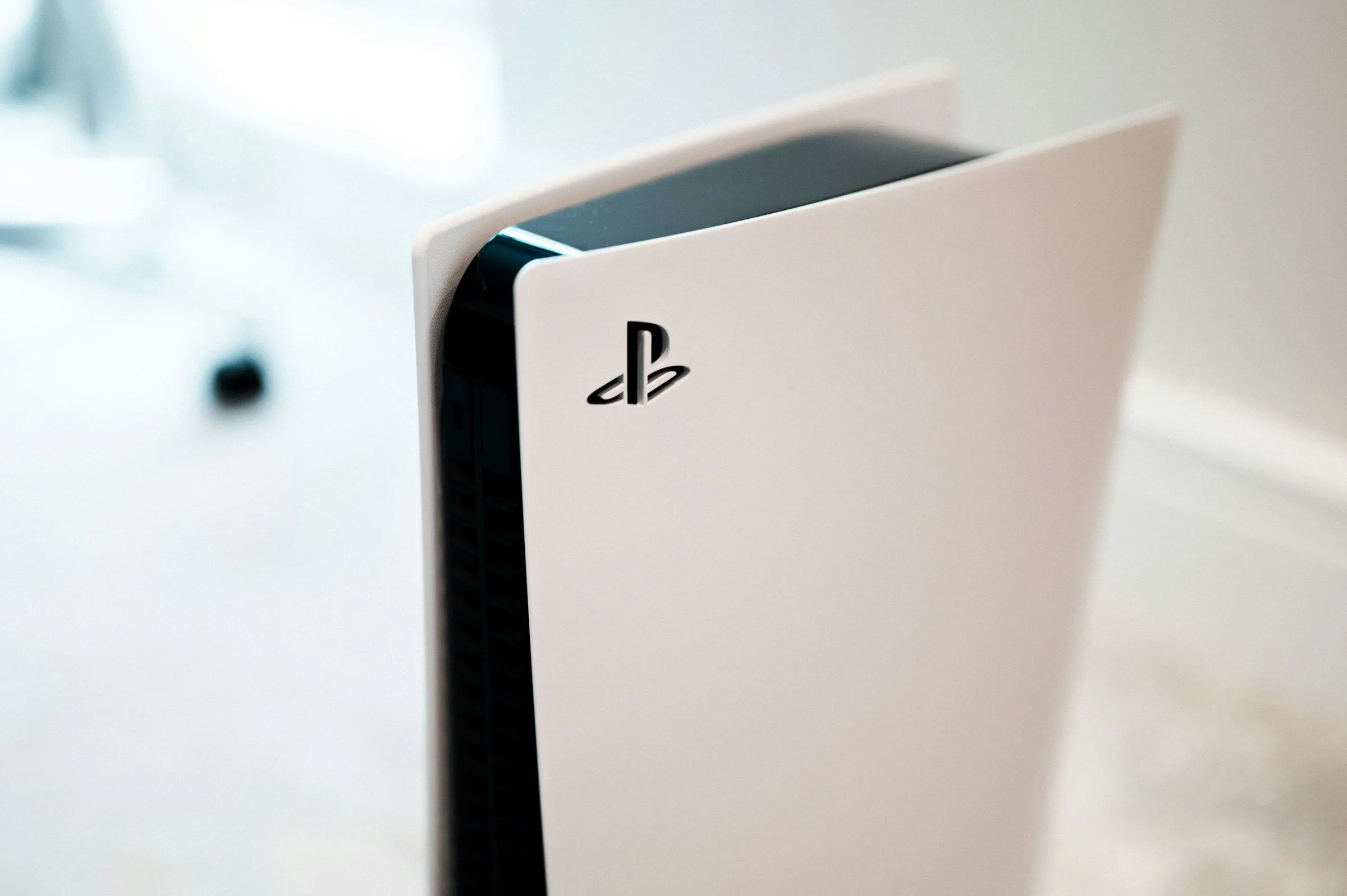 Hình ảnh cận cảnh máy PlayStation 5, biểu tượng của dịch vụ PSN bị gián đoạn