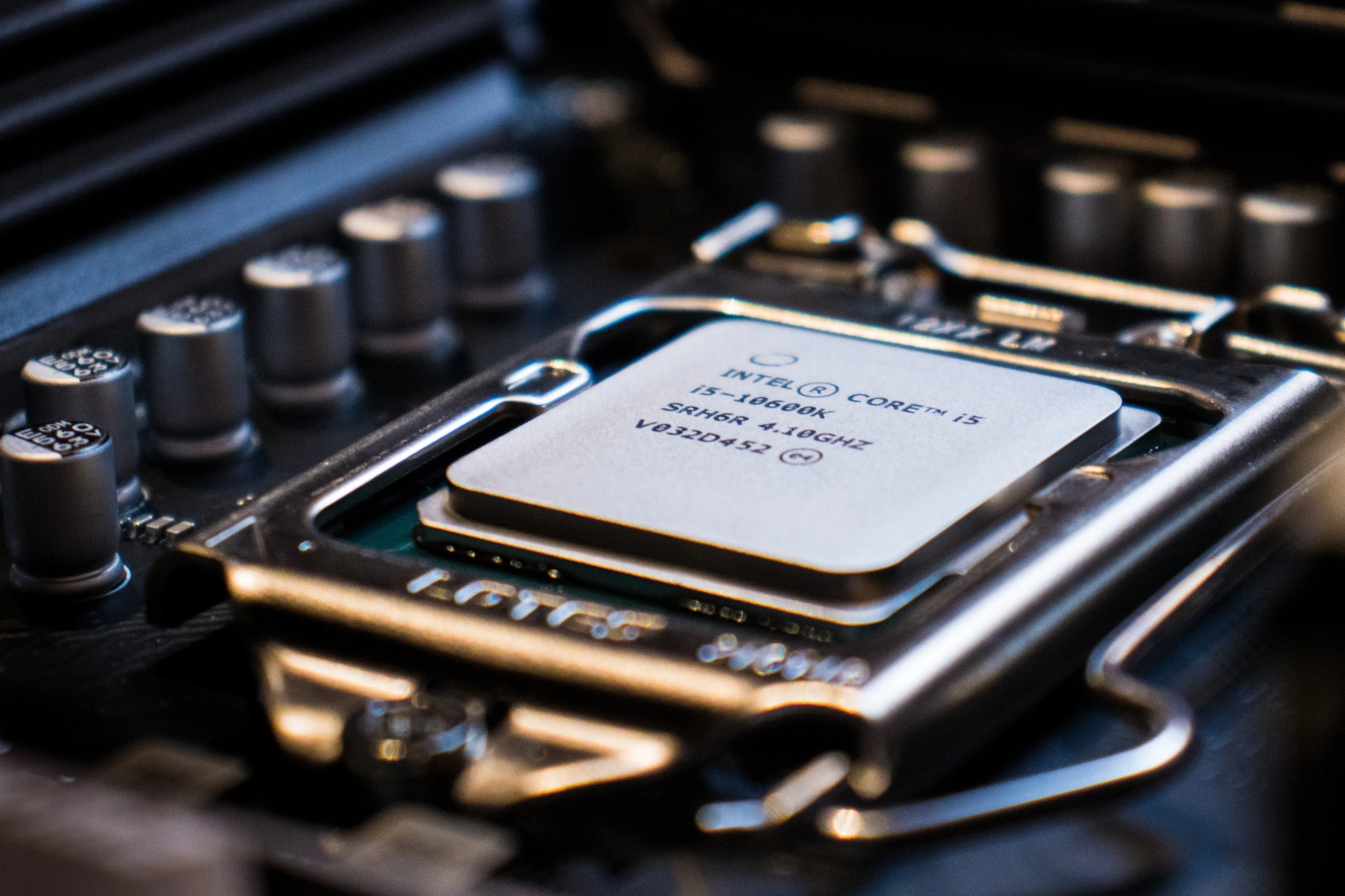 Hình ảnh cận cảnh một CPU Intel Core i5 được gắn trên bo mạch chủ, minh họa nơi các pha VRM cung cấp dòng điện.