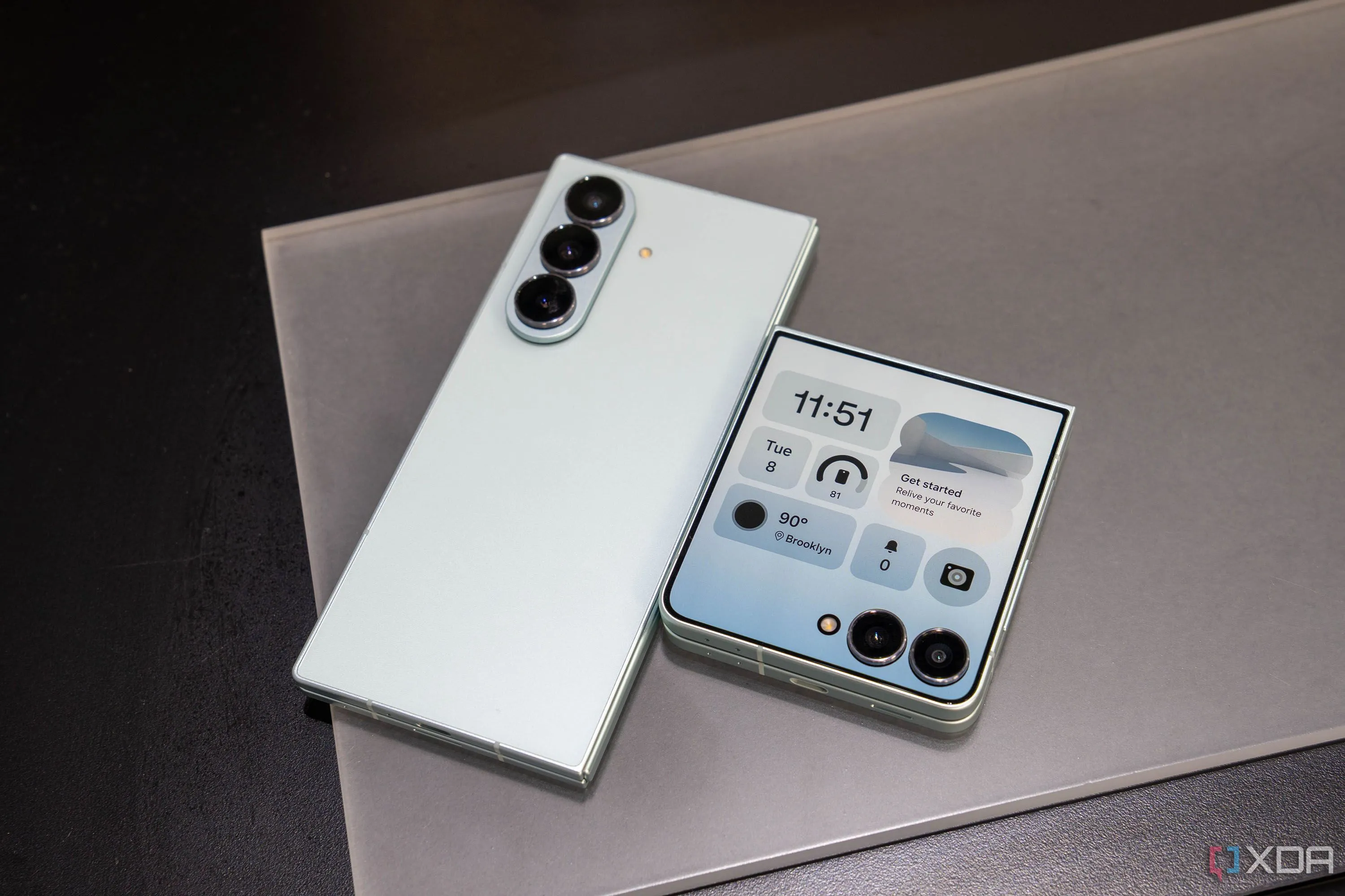 Hình ảnh cận cảnh Samsung Galaxy Z Fold 7 và Galaxy Z Flip 7 đặt cạnh nhau, so sánh kích thước
