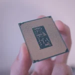 Hình ảnh cấu trúc chip Intel Core Ultra 7 với các chân tiếp xúc, minh họa tiến trình sản xuất chip 18A của Intel
