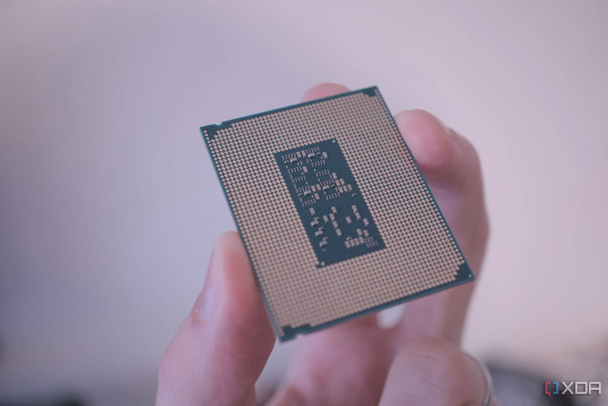 Hình ảnh cấu trúc chip Intel Core Ultra 7 với các chân tiếp xúc, minh họa tiến trình sản xuất chip 18A của Intel