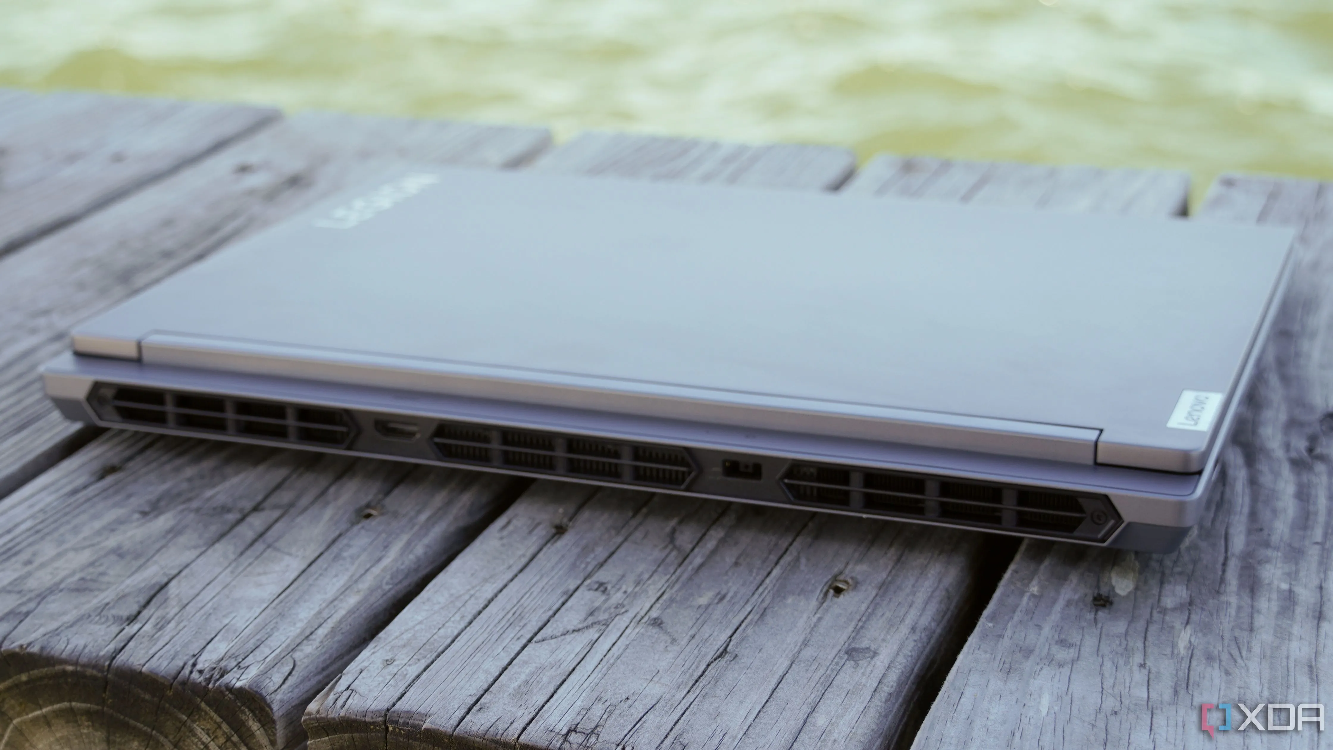 Hình ảnh cổng thoát nhiệt của laptop gaming Lenovo Legion 5 đang hoạt động.