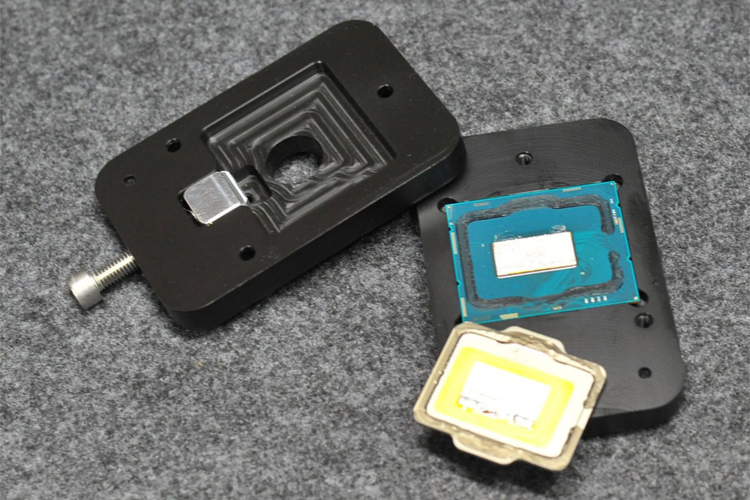 Hình ảnh CPU Intel thế hệ 12 đã được delid (mở nắp IHS)