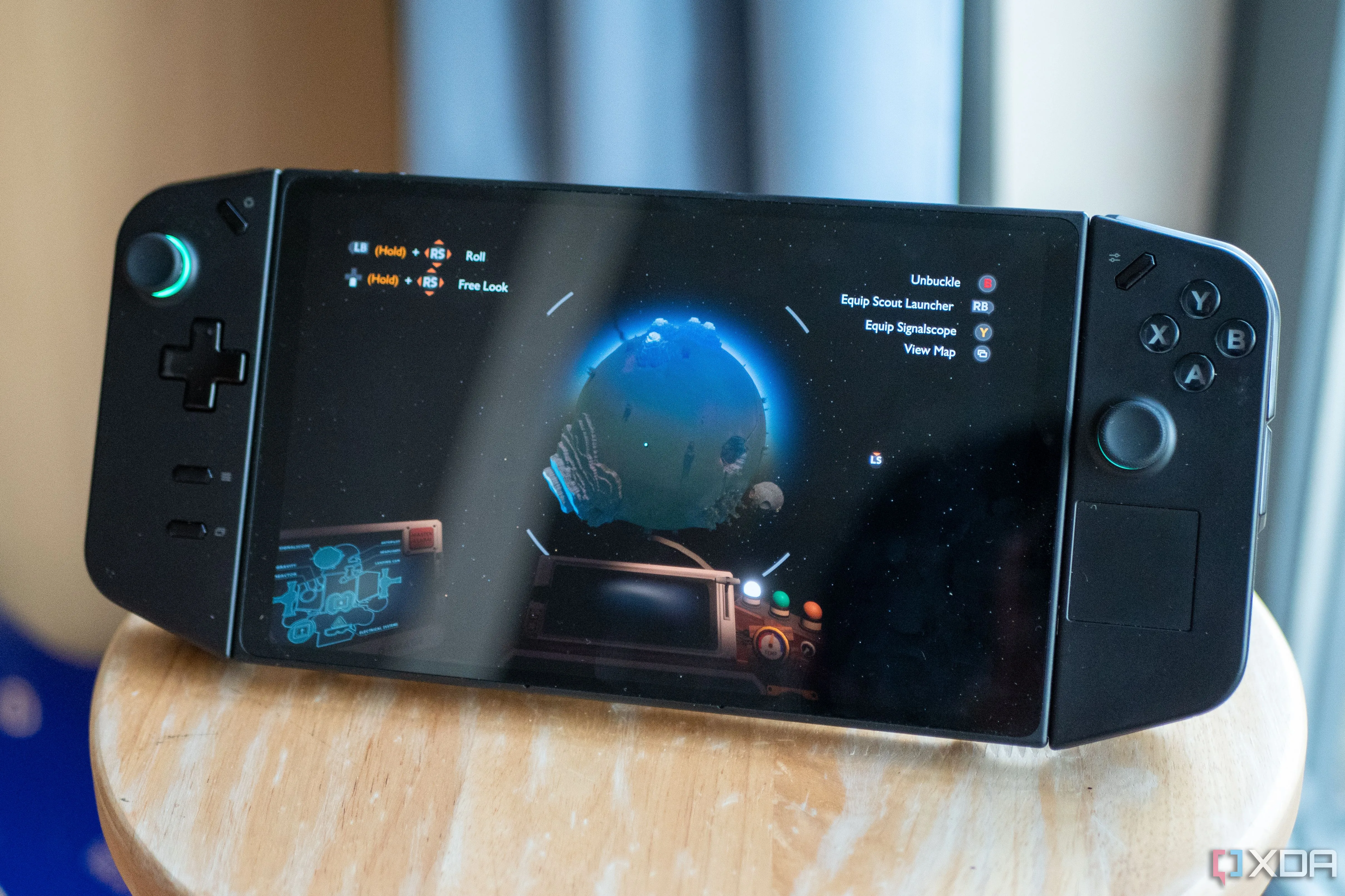 Hình ảnh game Outer Wilds đang chạy trên thiết bị Lenovo Legion Go, minh họa trải nghiệm khám phá vũ trụ độc đáo trong VR với mod NomaiVR.