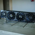 Hình ảnh minh họa hai card đồ họa Nvidia RTX 5060 Ti trên bàn, biểu trưng cho phần cứng GPU Nvidia đang gặp lỗi driver.