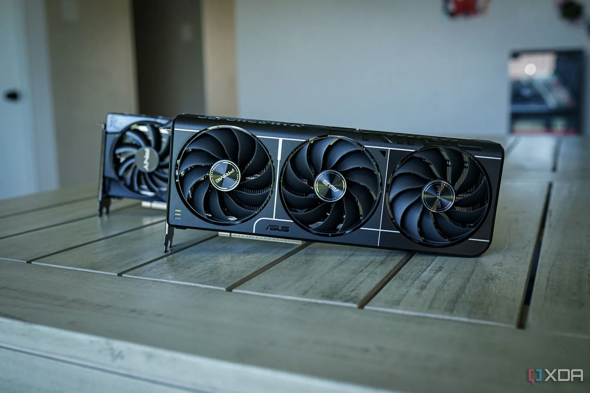 Hình ảnh minh họa hai card đồ họa Nvidia RTX 5060 Ti trên bàn, biểu trưng cho phần cứng GPU Nvidia đang gặp lỗi driver.