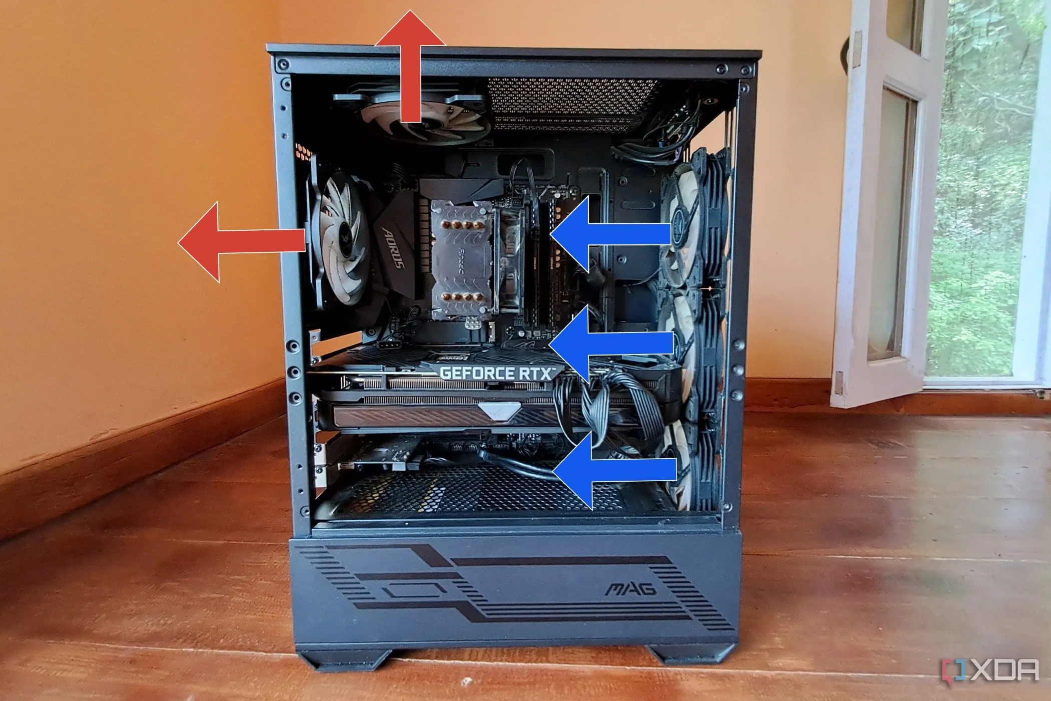 Hình ảnh một case PC MSI MAG Forge 110R với ba quạt hút và hai quạt thoát khí
