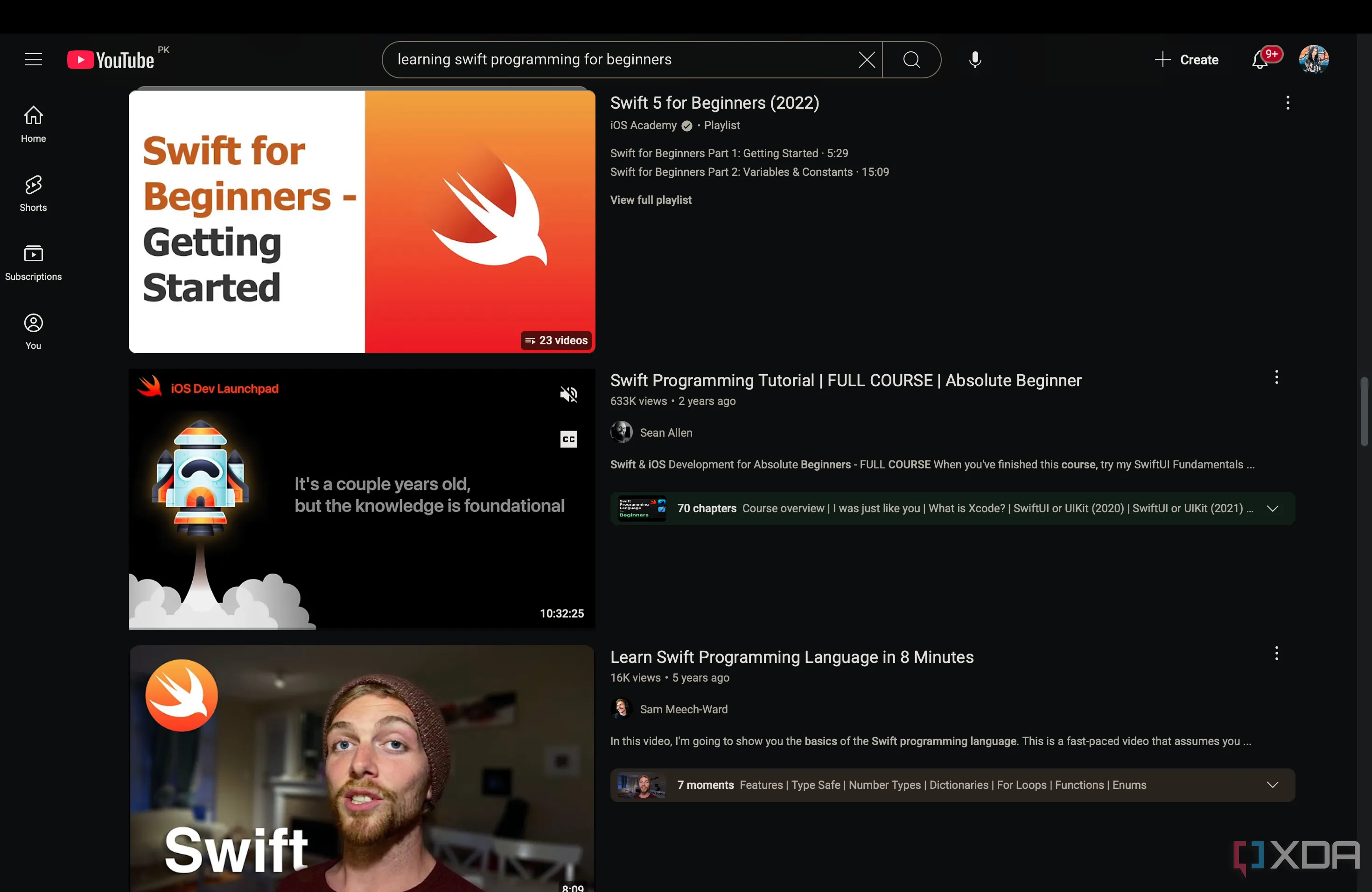 Hình ảnh một người đang xem video hướng dẫn học lập trình Swift trên YouTube, minh họa phương pháp học truyền thống.