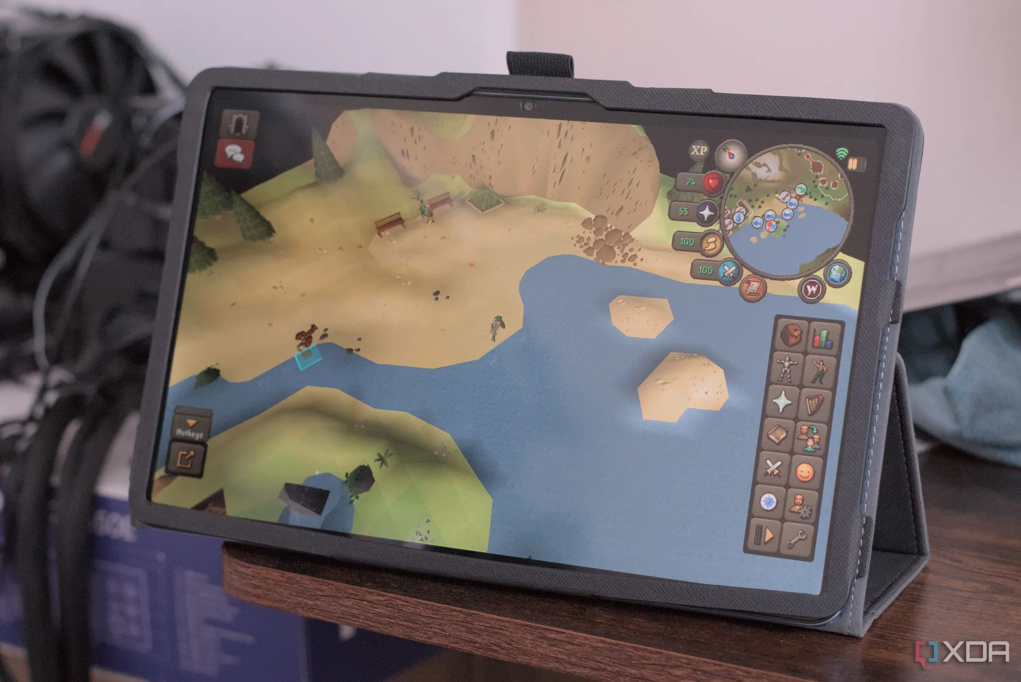 Hình ảnh người dùng chơi game OSRS trên máy tính bảng Doogee T40 Pro màn hình lớn