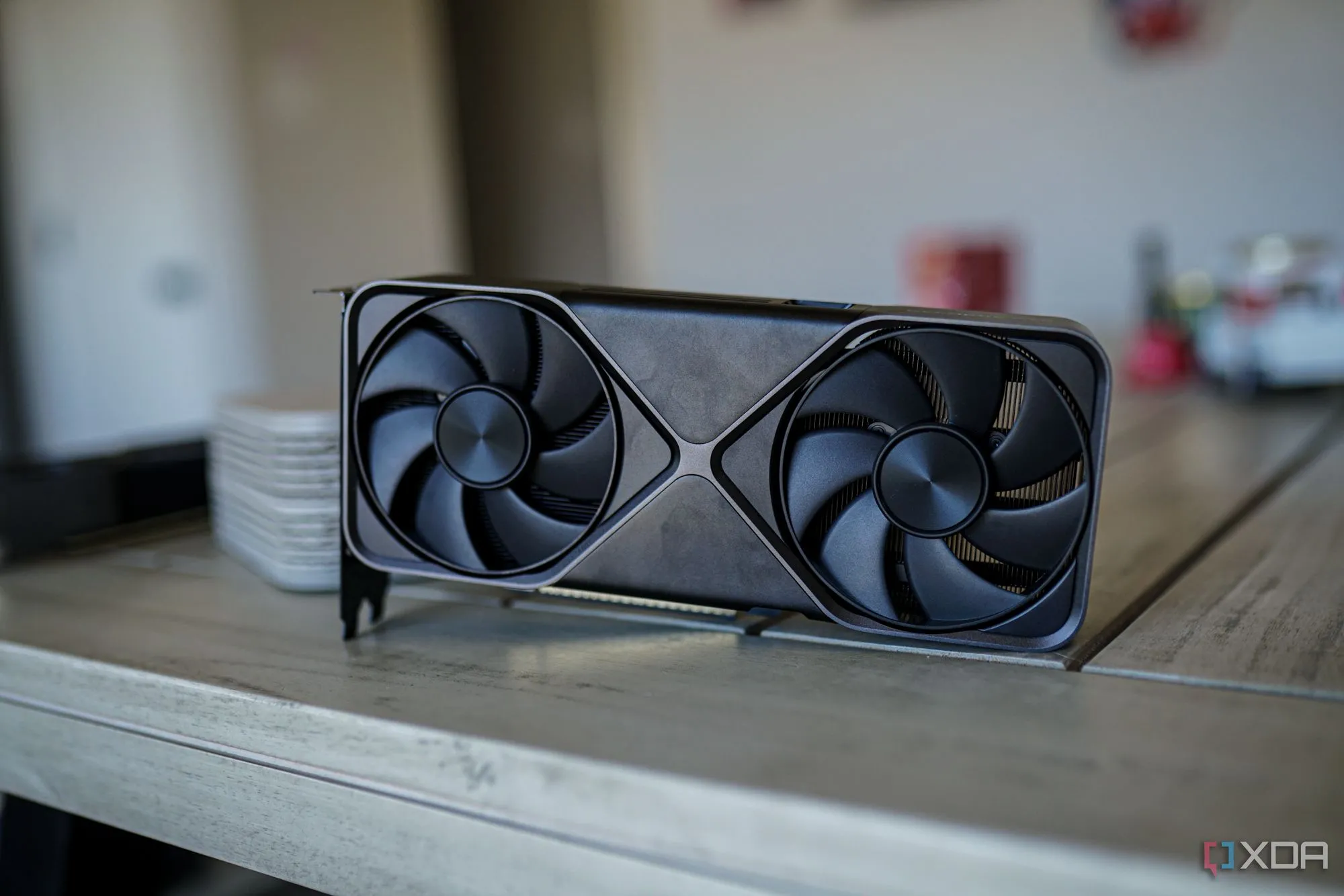 Hình ảnh quạt tản nhiệt trên card đồ họa Nvidia GeForce RTX 5070, minh họa sức mạnh phần cứng cần thiết để chạy Project G-Assist.