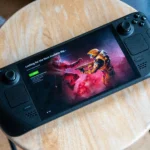 Hình ảnh Steam Deck OLED với giao diện chơi game, minh họa trải nghiệm sau cập nhật SteamOS 3.7.13 khắc phục lỗi WiFi.