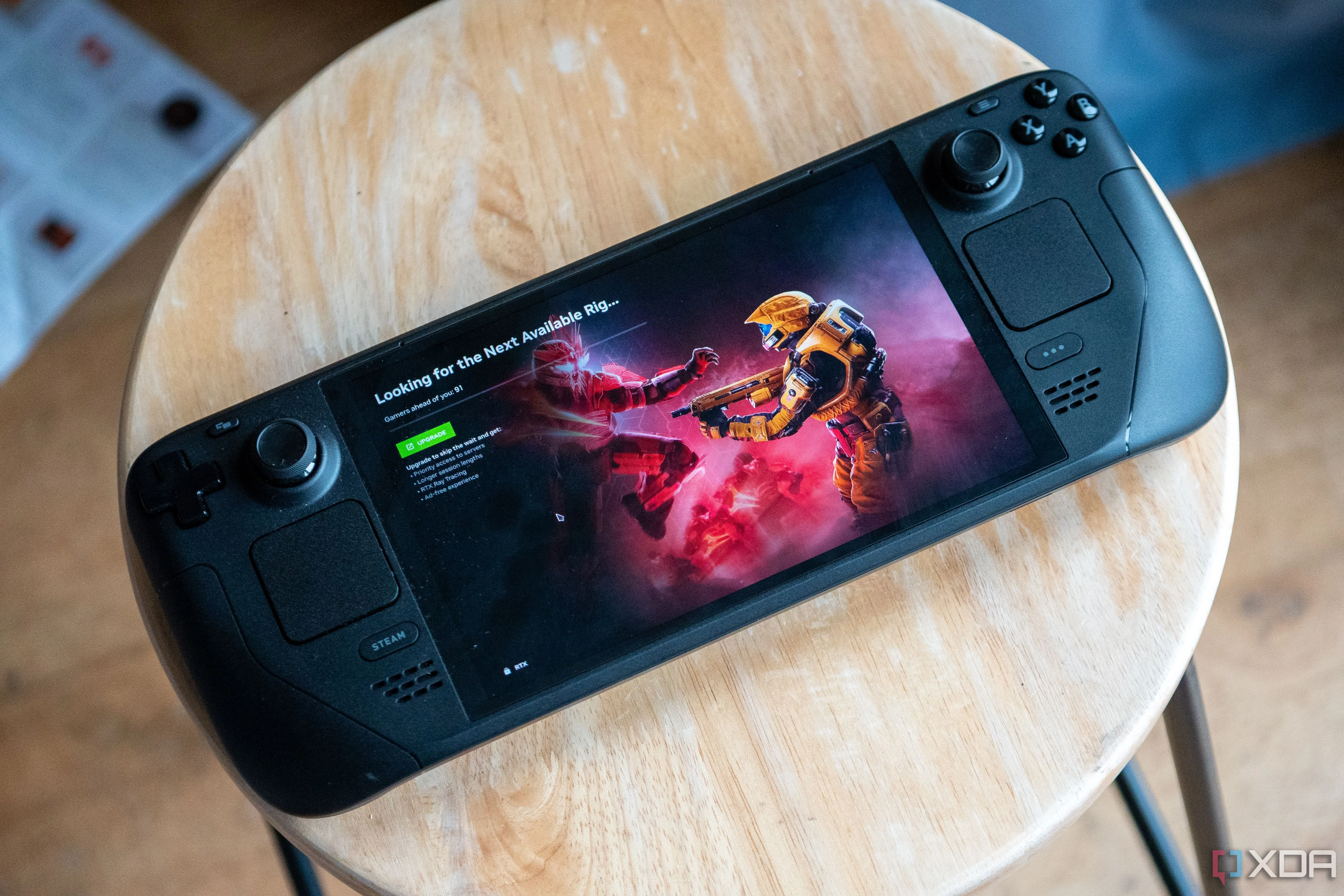 Hình ảnh Steam Deck OLED với giao diện chơi game, minh họa trải nghiệm sau cập nhật SteamOS 3.7.13 khắc phục lỗi WiFi.