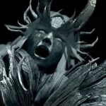 Hình ảnh The Four Kings, một trong những linh hồn quyền năng từ Dark Souls, đang lao vào người chơi trong vực thẳm Abyss tối tăm.