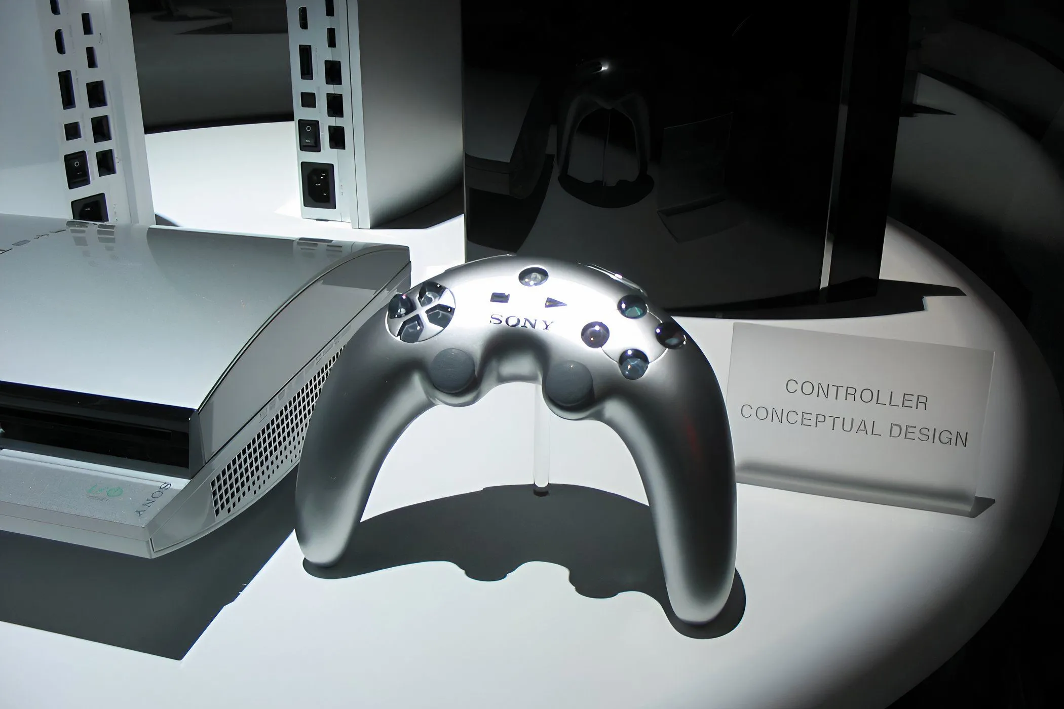 Hình ảnh thiết kế nguyên bản DualShock 3 màu chrome với hình dáng boomerang