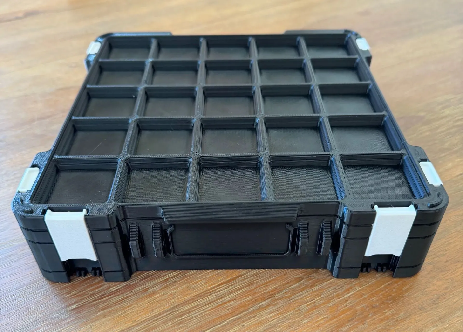 Hộp lưu trữ Gridfinity in 3D bằng PETG chịu nhiệt tốt hơn PLA trong gara nóng bức.