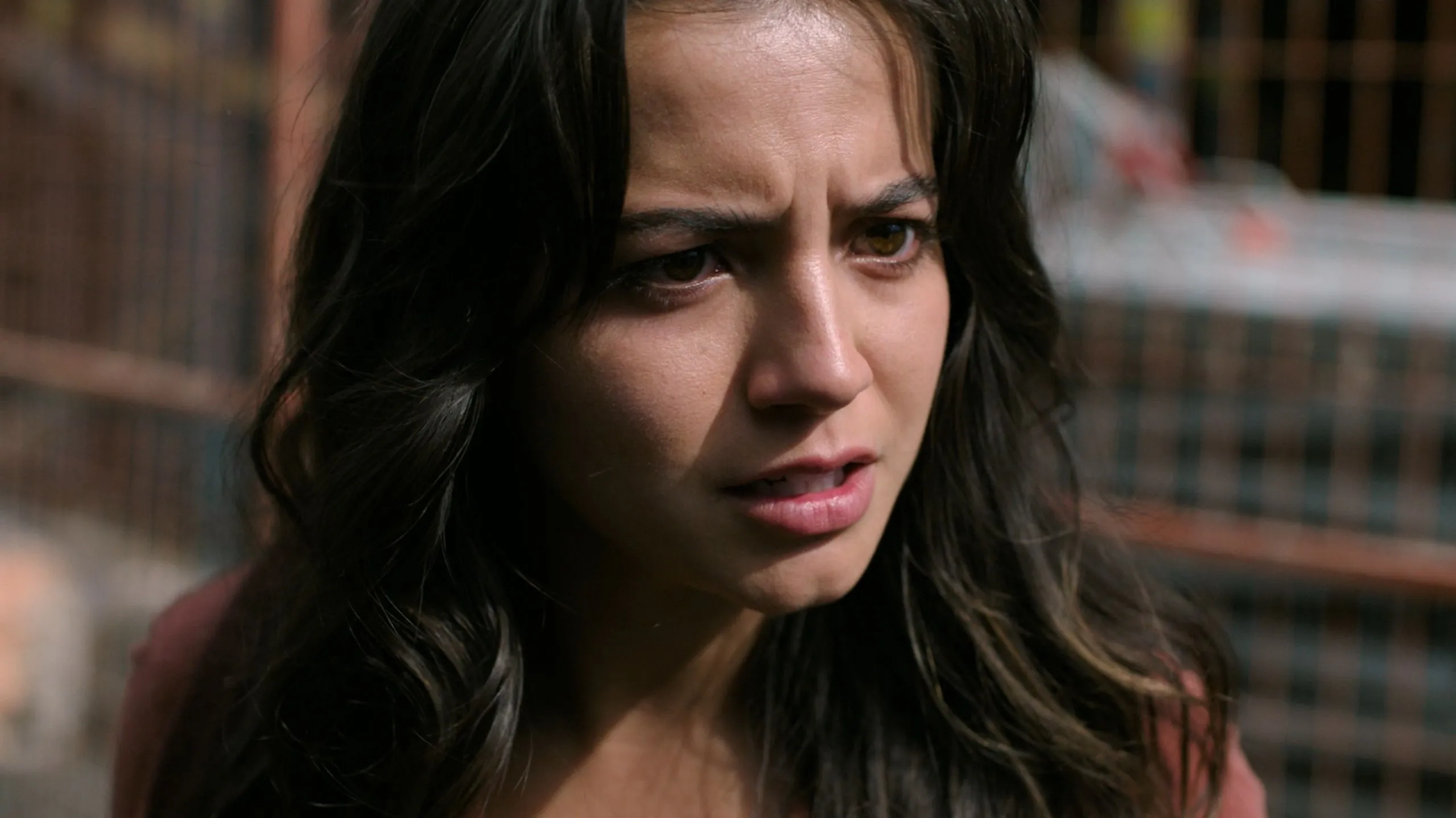 Isabela Merced trong vai Dina với biểu cảm kiên quyết trong tập 5 The Last of Us mùa 2 của HBO, làm nổi bật chiều sâu nhân vật và quá khứ của cô.