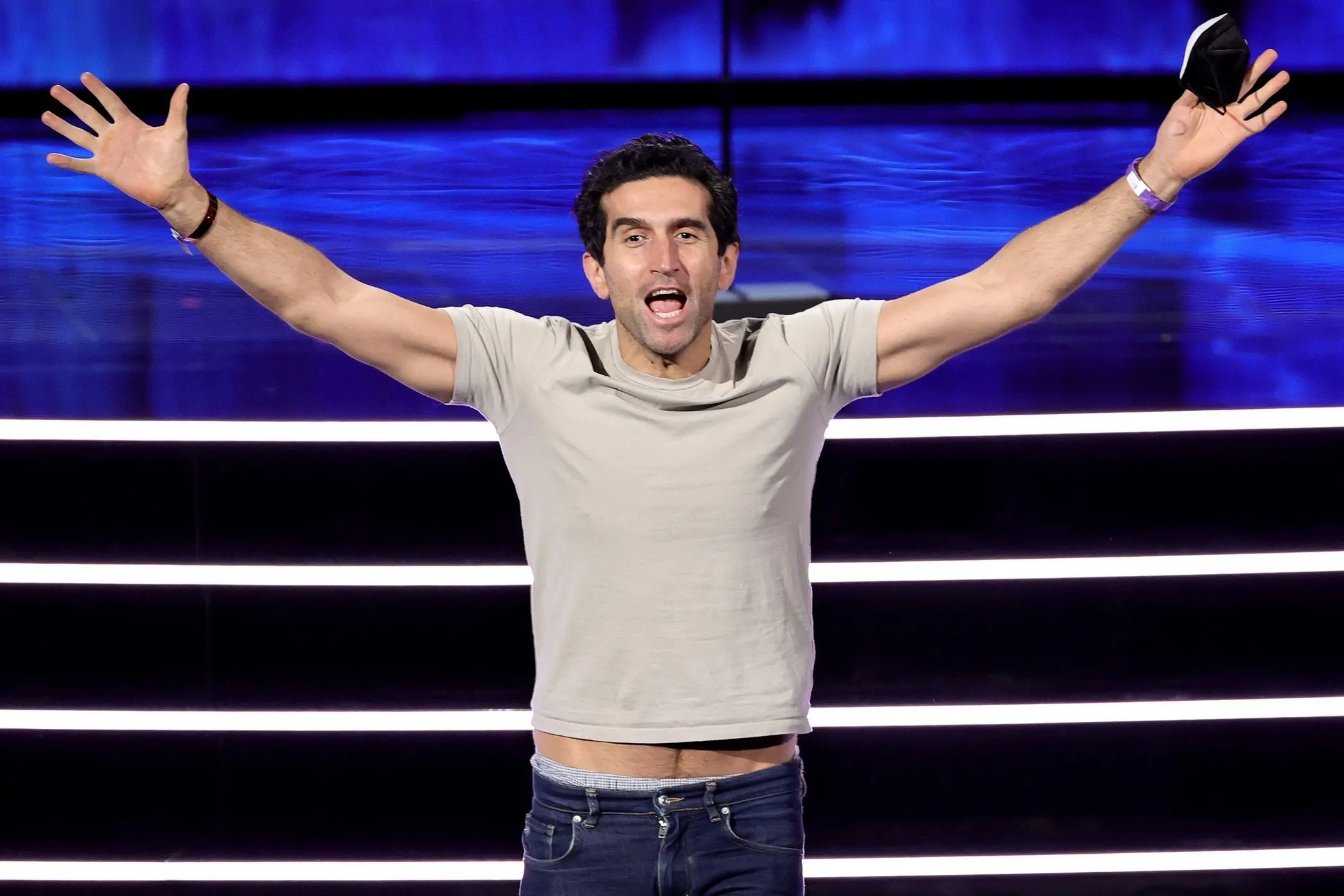 Josef Fares, người sáng lập Hazelight Studios, ăn mừng chiến thắng tại lễ trao giải The Game Awards cho các tựa game co-op độc đáo