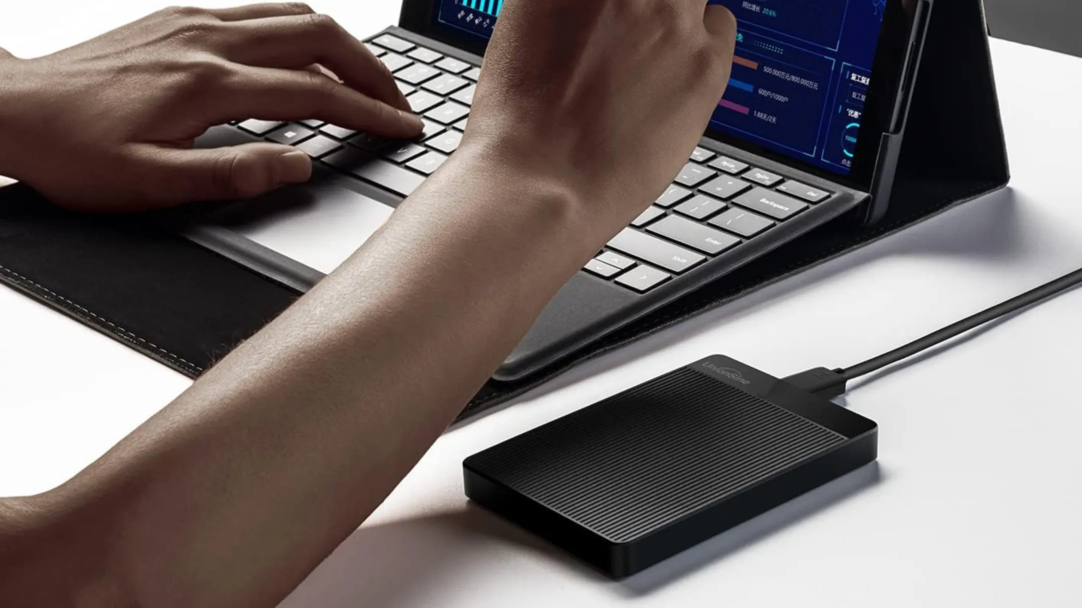 Kết nối ổ cứng di động UnionSine 1TB với laptop, minh họa tính di động và tương thích