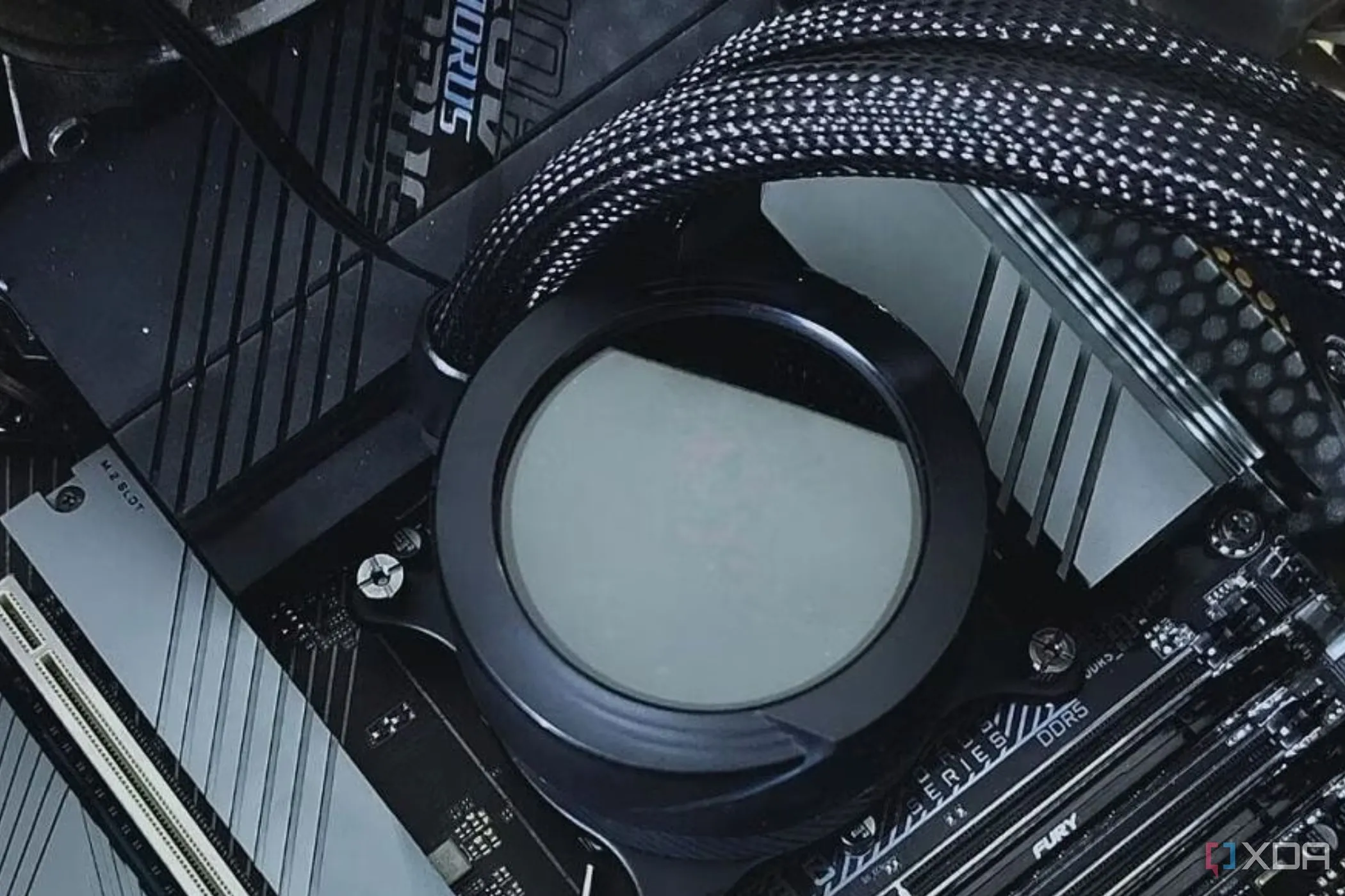 Khối tản nhiệt nước (waterblock) của hệ thống tản nhiệt chất lỏng được gắn chặt trên CPU của bo mạch chủ, đảm bảo tiếp xúc tối ưu để làm mát
