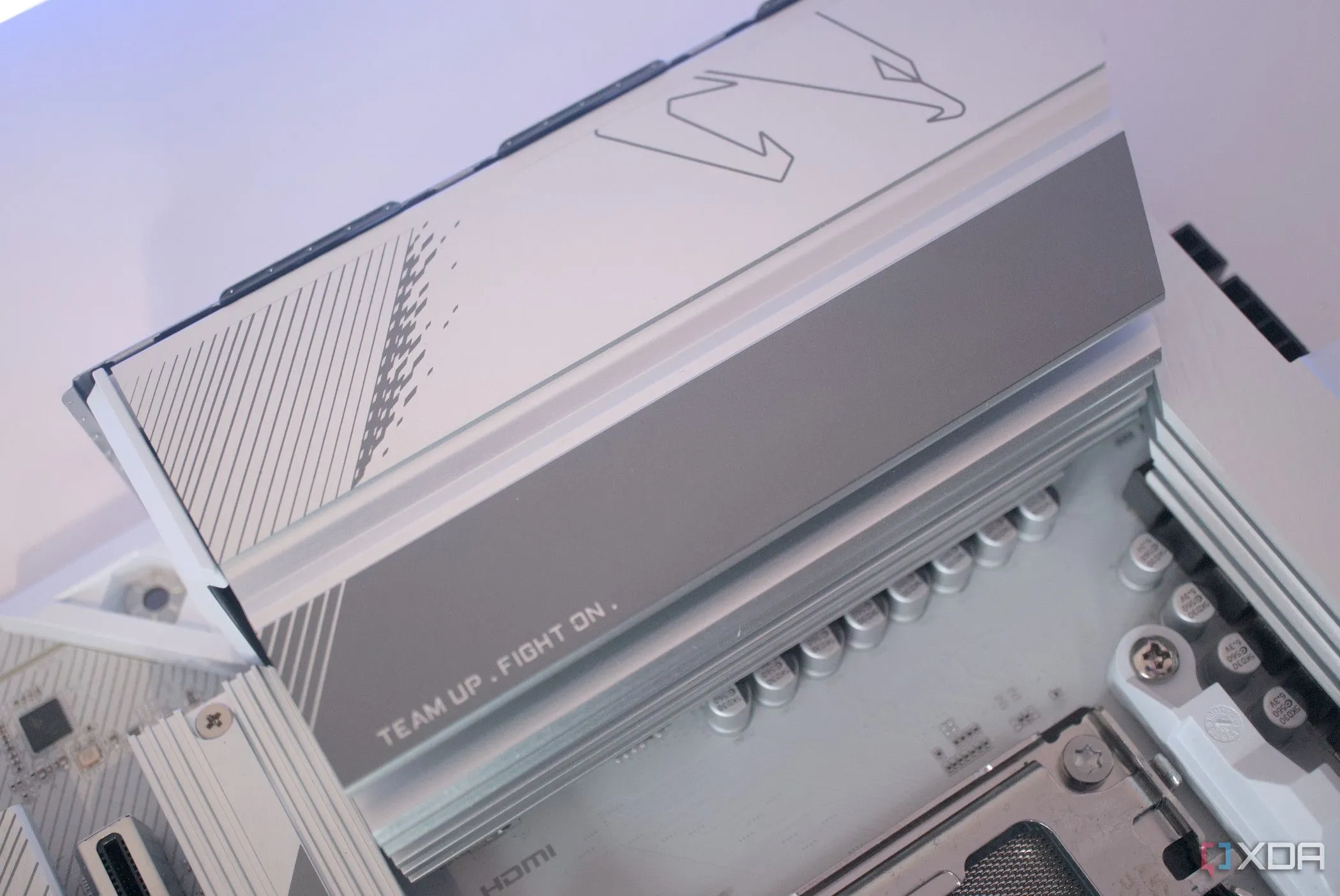 Khu vực I/O phía sau trên bo mạch chủ Gigabyte B650 Aorus Elite AX Ice, minh họa sự phức tạp của các thành phần VRM.