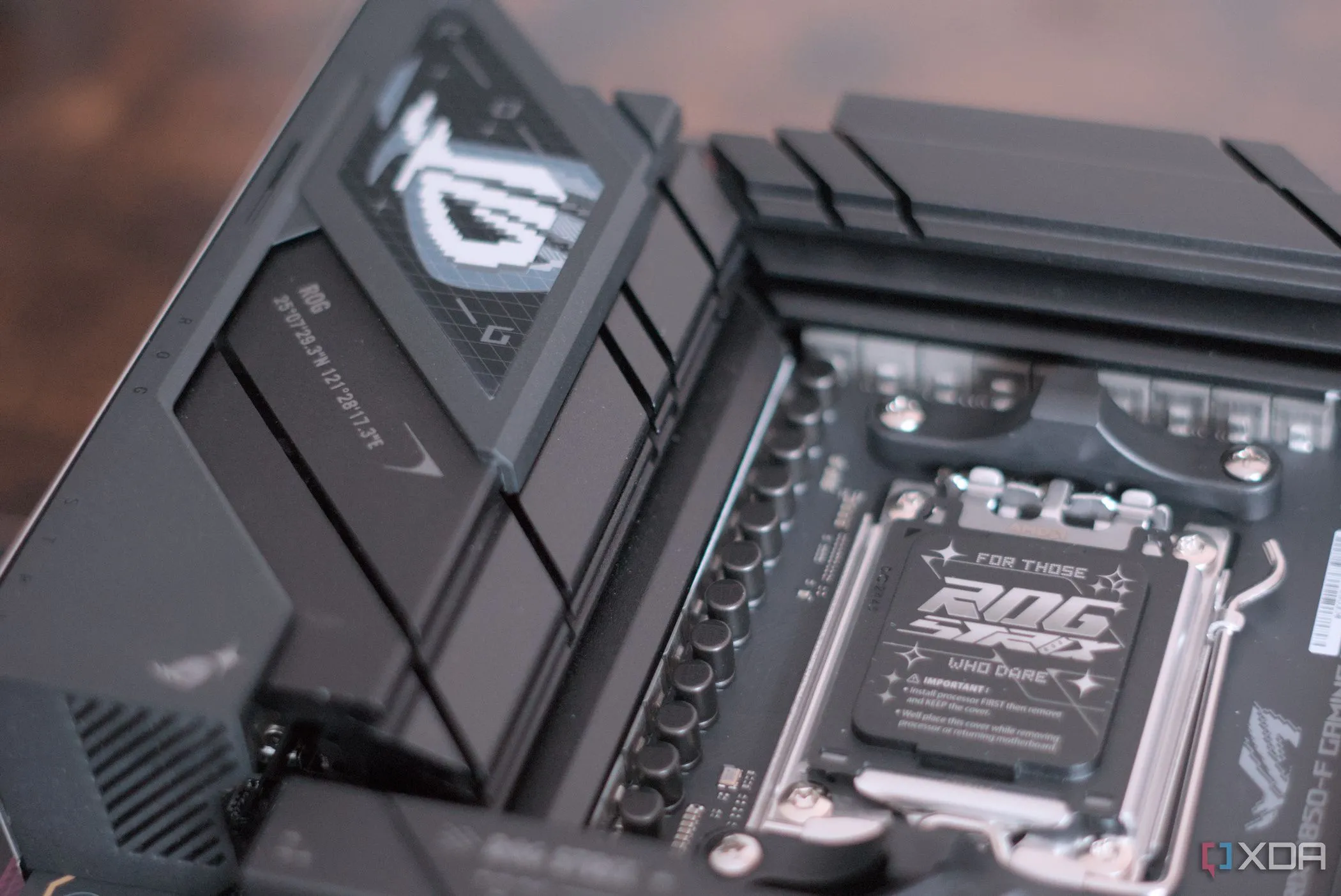 Khu vực socket CPU trên bo mạch chủ Asus ROG Strix B850-F Gaming WiFi, nơi chứa các pha nguồn DrMOS hoặc FET rời rạc.