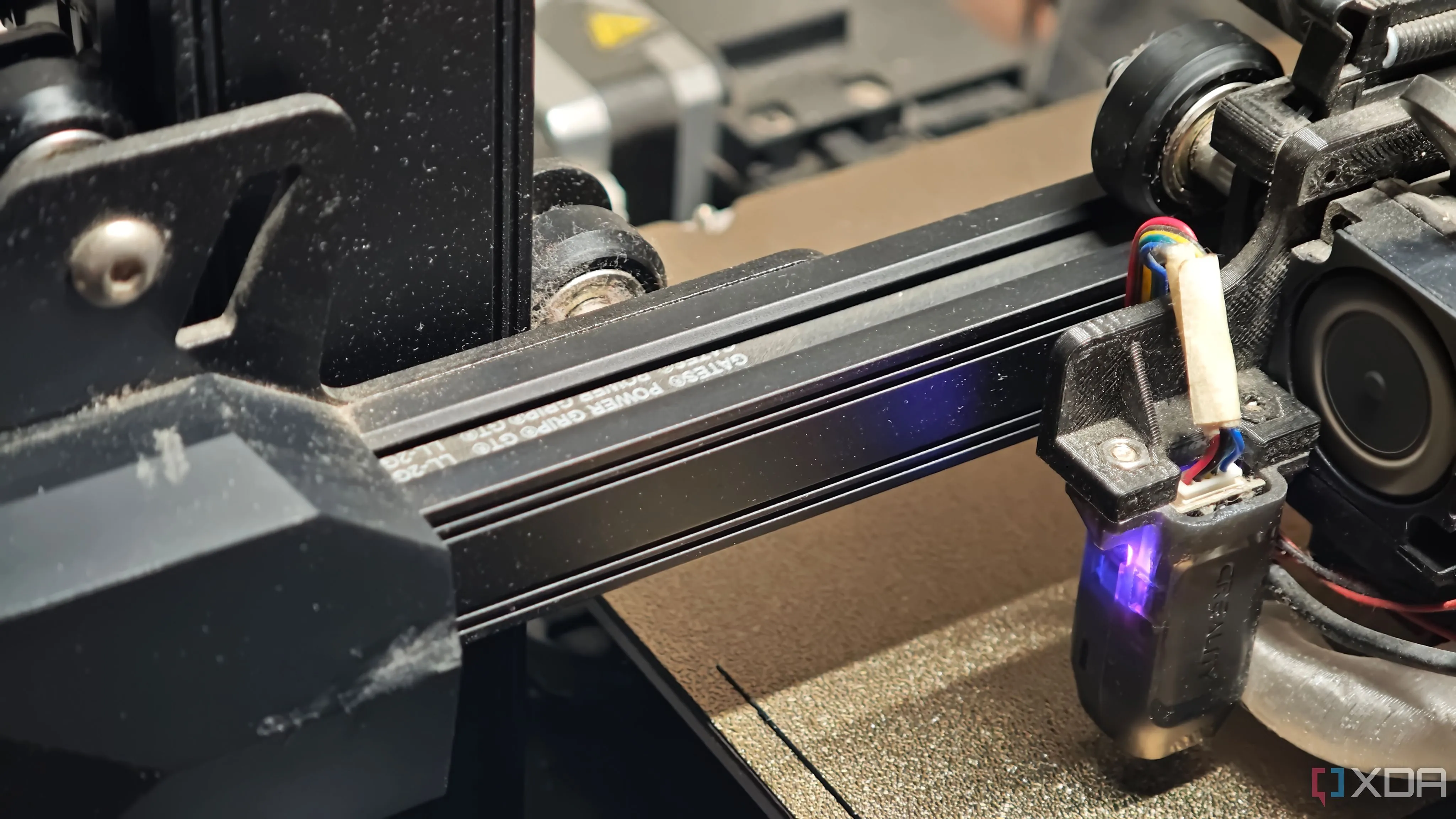 Kiểm tra và điều chỉnh độ căng của dây đai trên máy in 3D để loại bỏ tiếng ồn khó chịu.