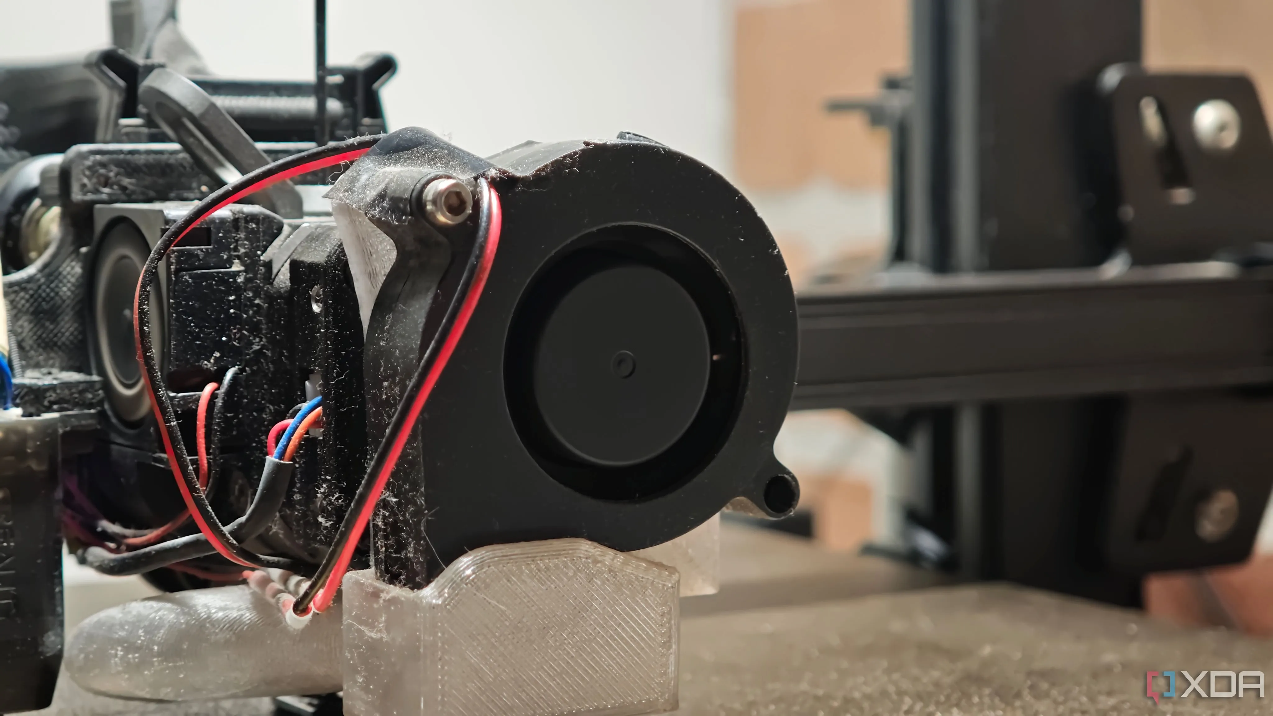 Kiểm tra và loại bỏ vật cản trong quạt làm mát của máy in 3D để xử lý tiếng vo ve.
