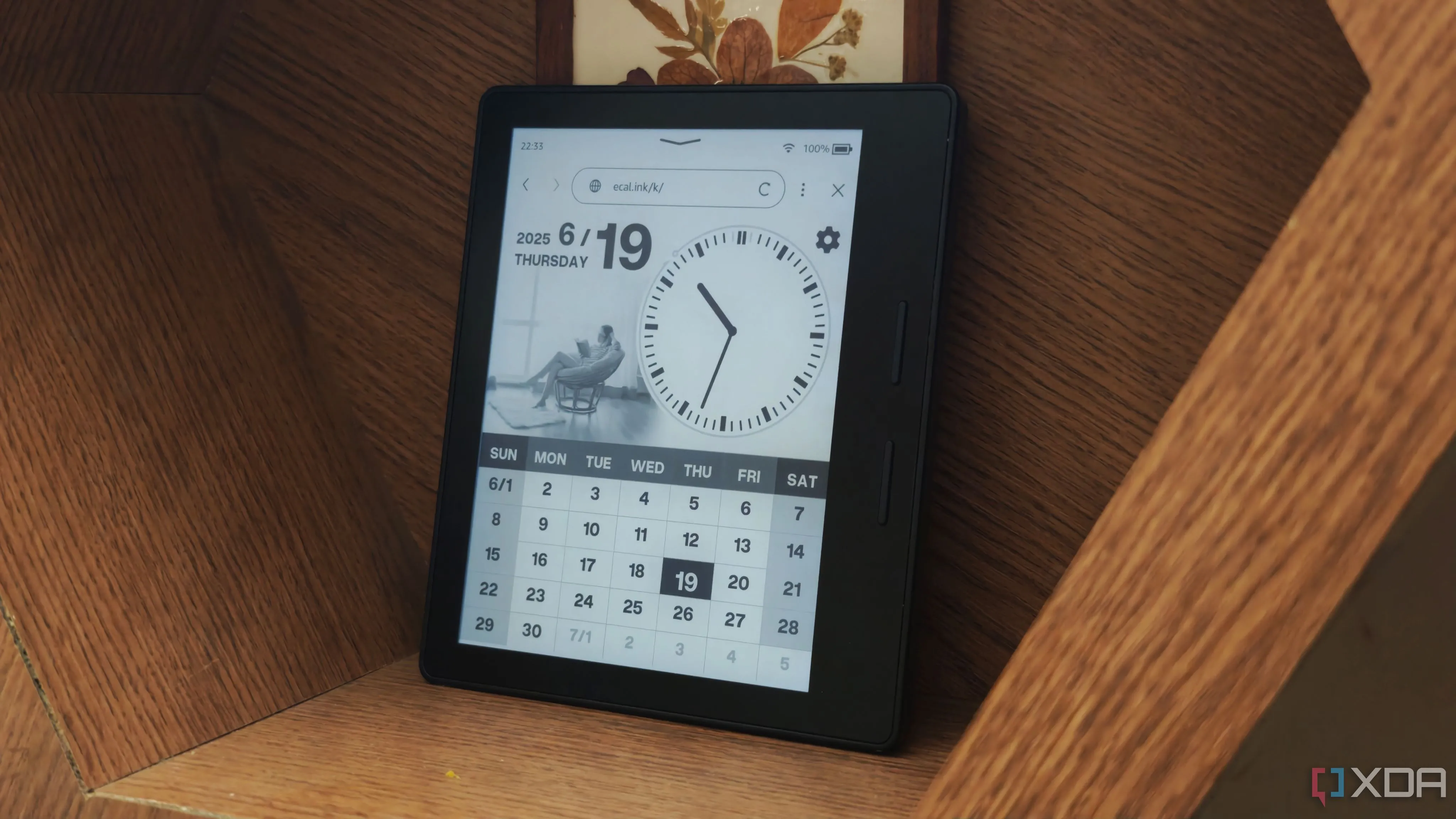 Kindle hiển thị lịch điện tử với ngày tháng và giờ hiện tại