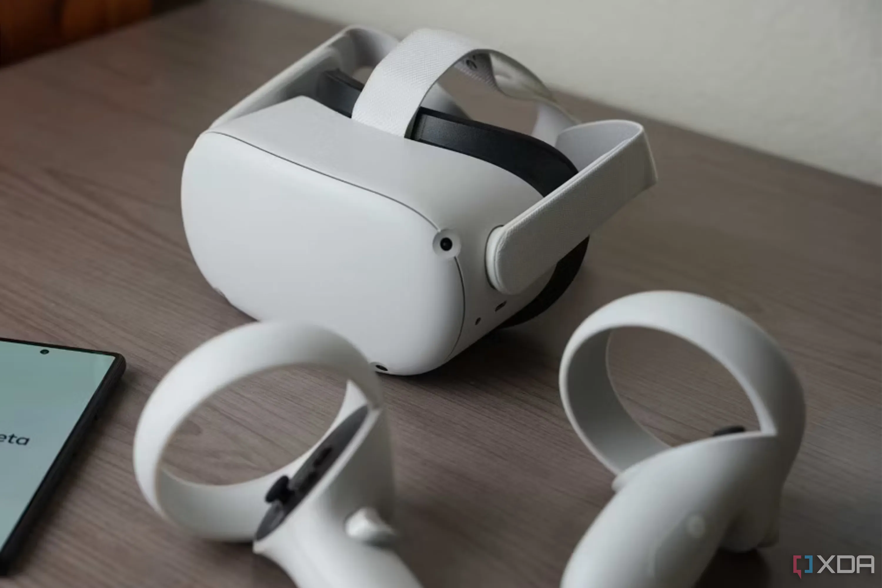 Kính thực tế ảo Meta Quest 2 trên bàn làm việc, minh họa khả năng hỗ trợ VR của PC