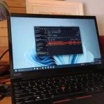 Laptop chạy Windows 11 hiển thị giao diện hệ điều hành và ứng dụng TeraCopy