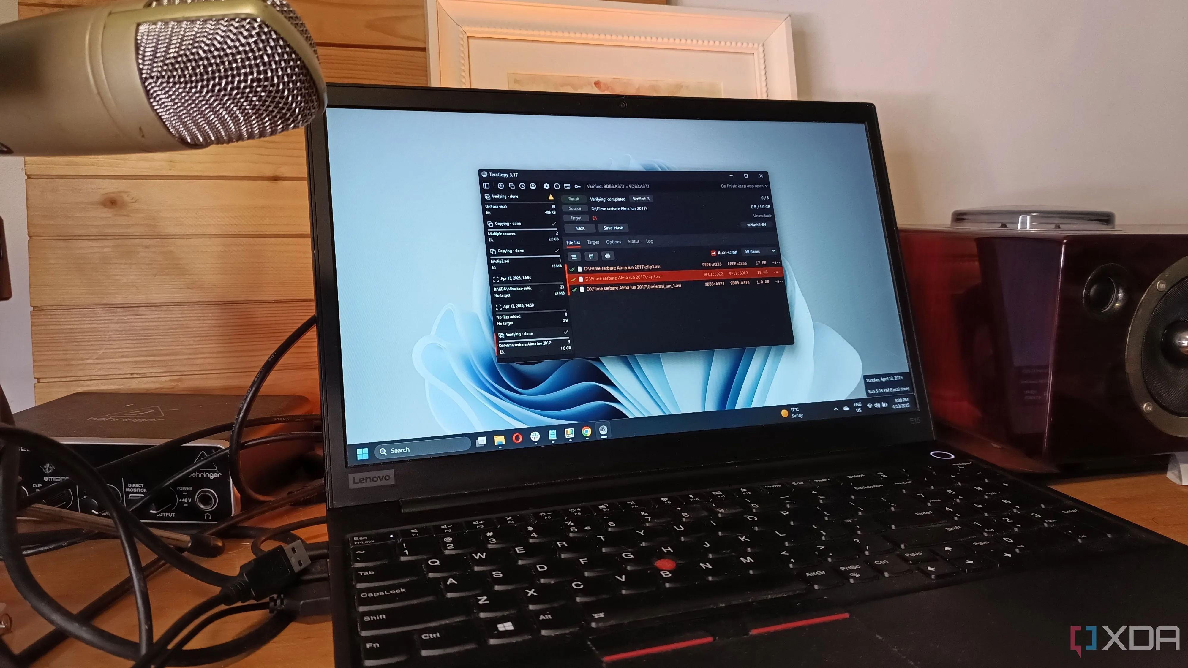 Laptop chạy Windows 11 hiển thị giao diện hệ điều hành và ứng dụng TeraCopy