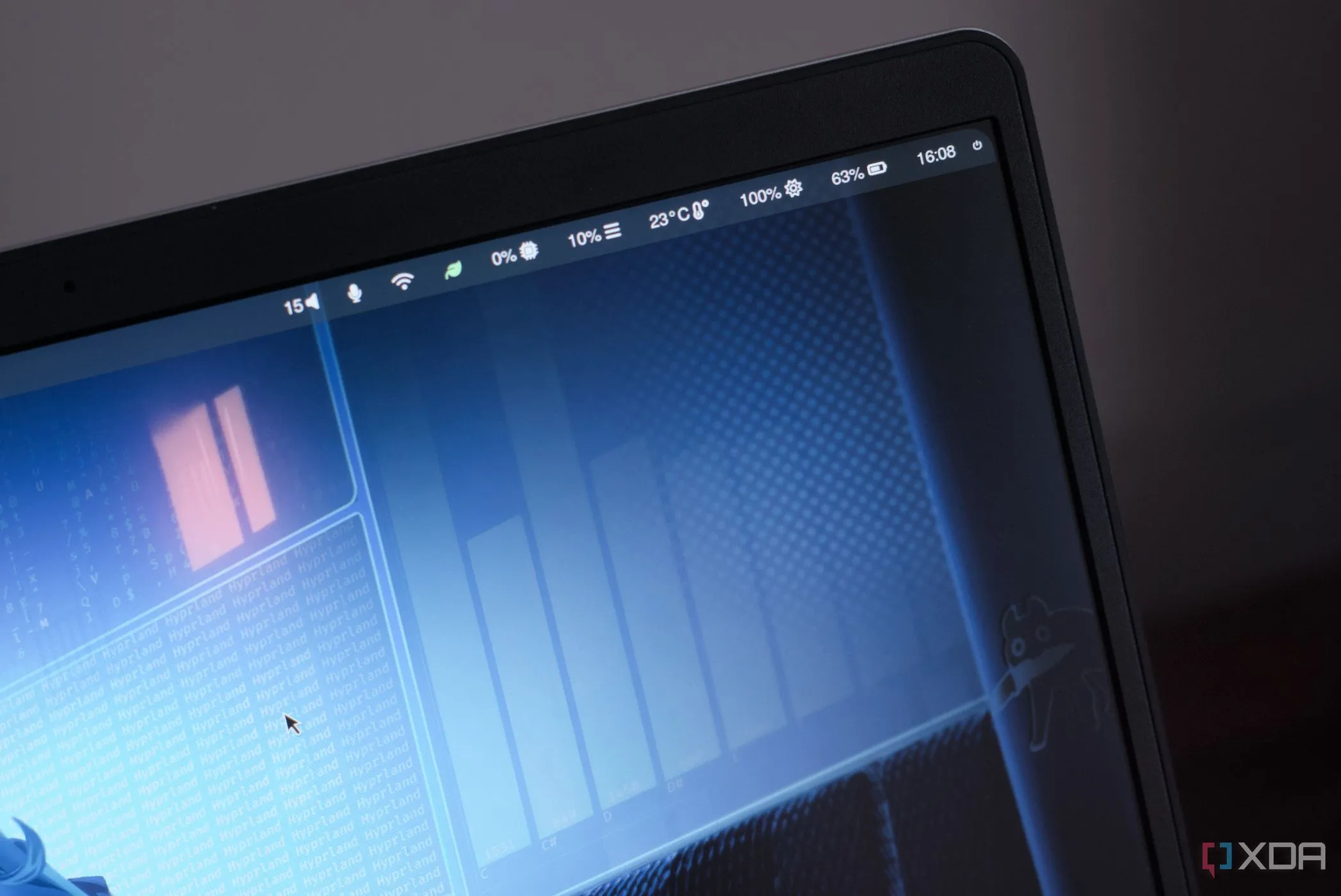 laptop Framework chạy Hyprland Arch Linux với các biểu tượng khay Waybar