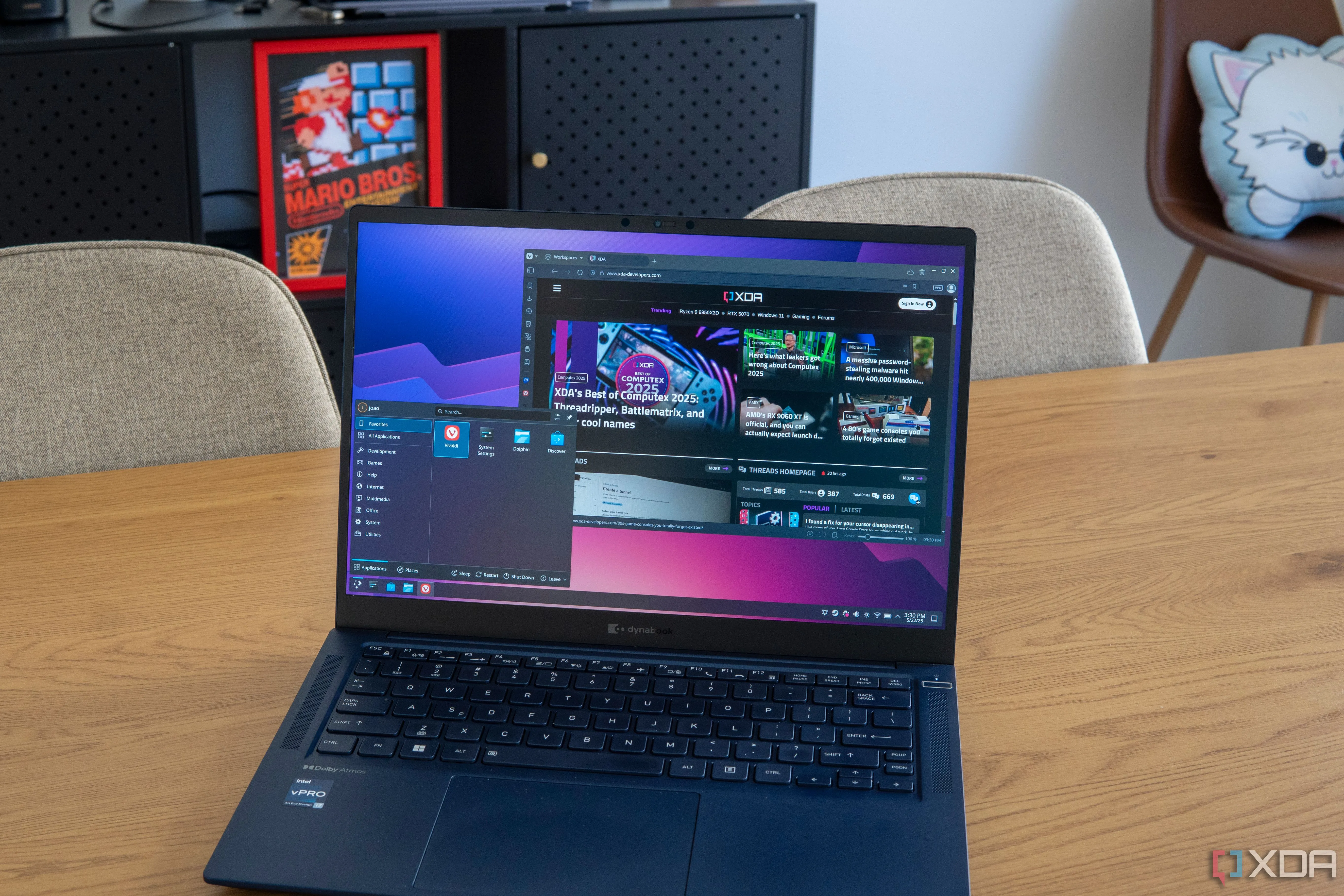 Laptop hiển thị môi trường desktop Linux với trình duyệt Vivaldi, minh họa hệ điều hành Linux hiện đại