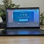 Laptop hiển thị trang Microsoft 365 Family, minh họa sự cố người dùng không truy cập được dịch vụ.