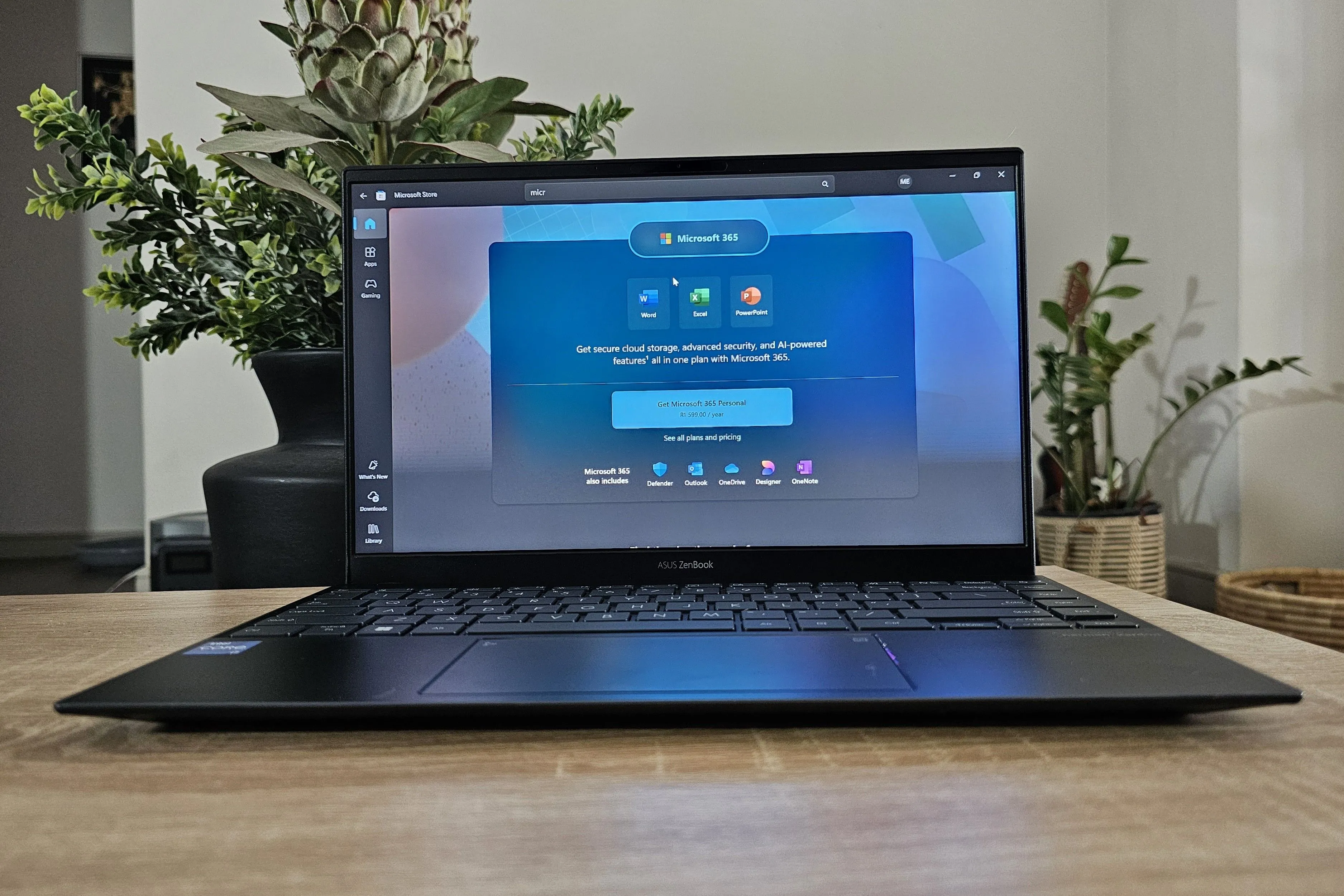 Laptop hiển thị trang Microsoft 365 Family, minh họa sự cố người dùng không truy cập được dịch vụ.