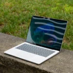 Laptop HP OmniBook 5 hiển thị giao diện HP AI Companion, minh họa tính năng AI thông minh và độc quyền.