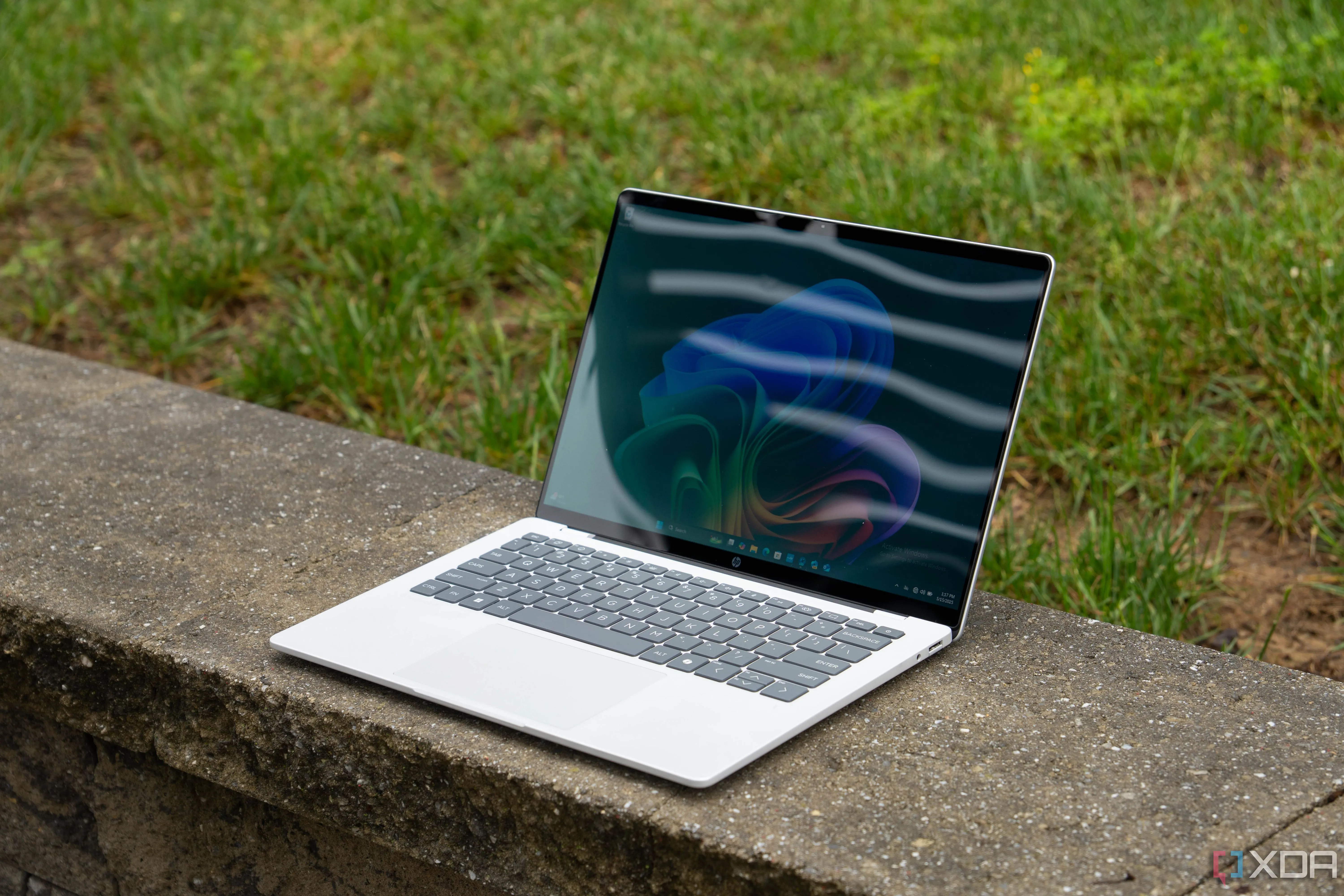 Laptop HP OmniBook 5 hiển thị giao diện HP AI Companion, minh họa tính năng AI thông minh và độc quyền.