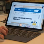 Laptop Lenovo Chromebook Duet 11 màu trắng với chân đế, minh họa cho thiết bị chạy hệ điều hành Chrome OS của Google.