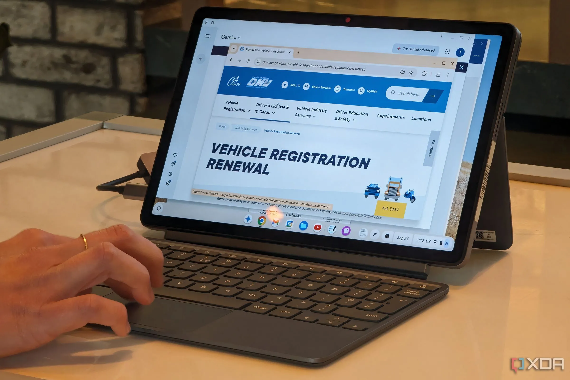 Laptop Lenovo Chromebook Duet 11 màu trắng với chân đế, minh họa cho thiết bị chạy hệ điều hành Chrome OS của Google.