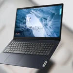 Laptop Lenovo IdeaPad 1i màu xanh dương trên bàn làm việc.