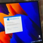 Laptop Samsung hiển thị biểu tượng Windows 10 và thông báo hỗ trợ Office