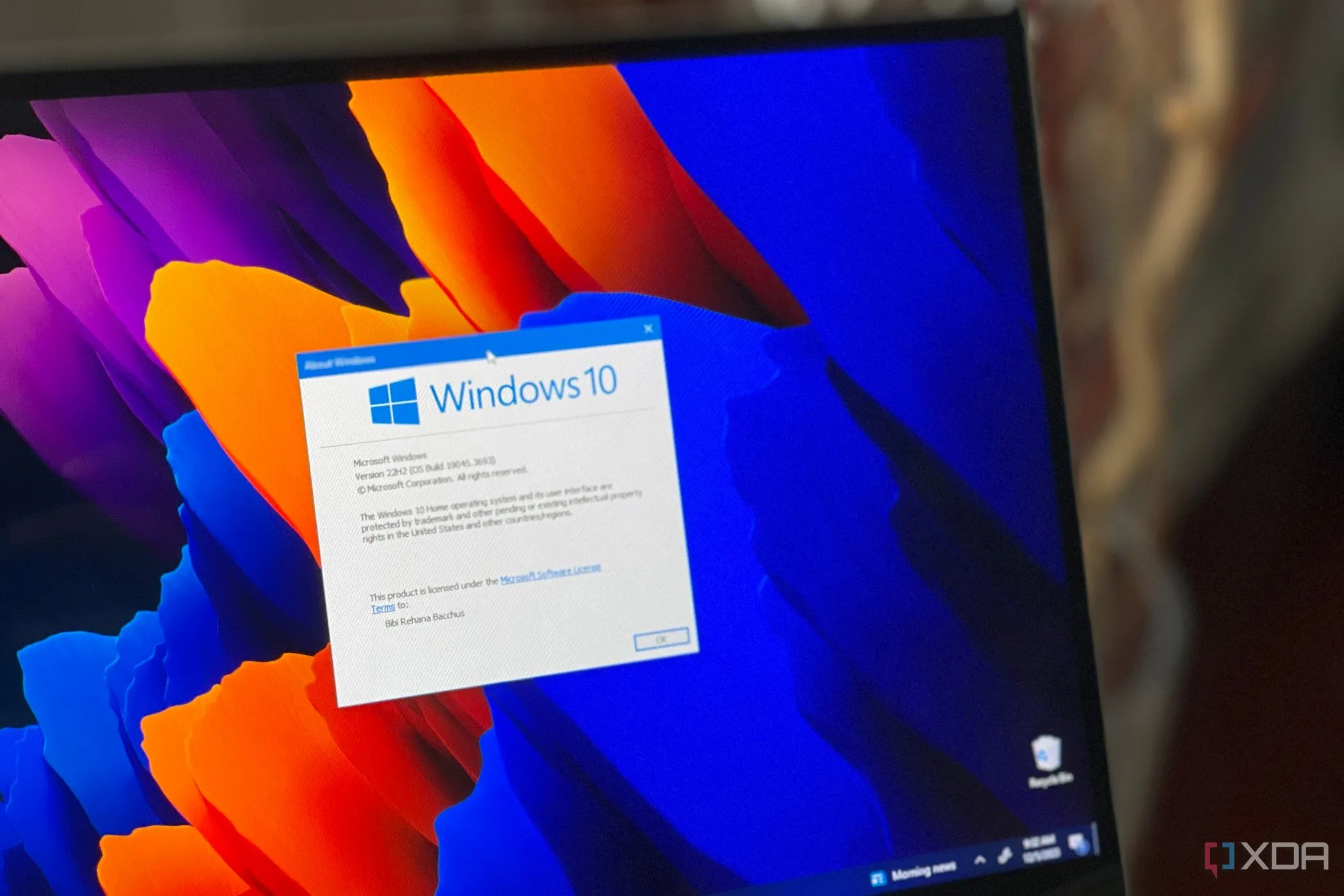Laptop Samsung hiển thị biểu tượng Windows 10 và thông báo hỗ trợ Office