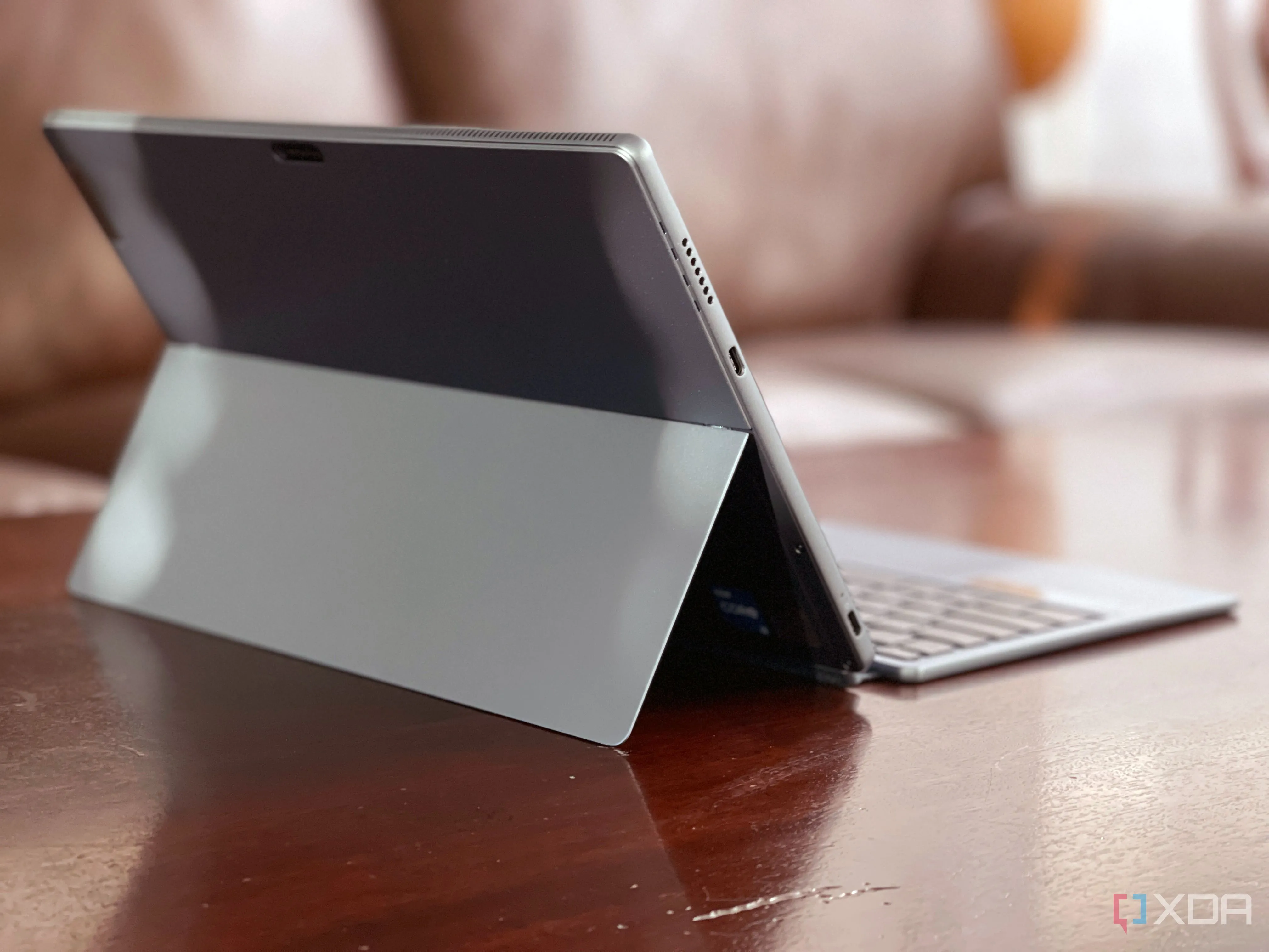 Lenovo IdeaPad Duet 5i (Chromebook 2-in-1) từ góc nhìn phía sau trên bàn.
