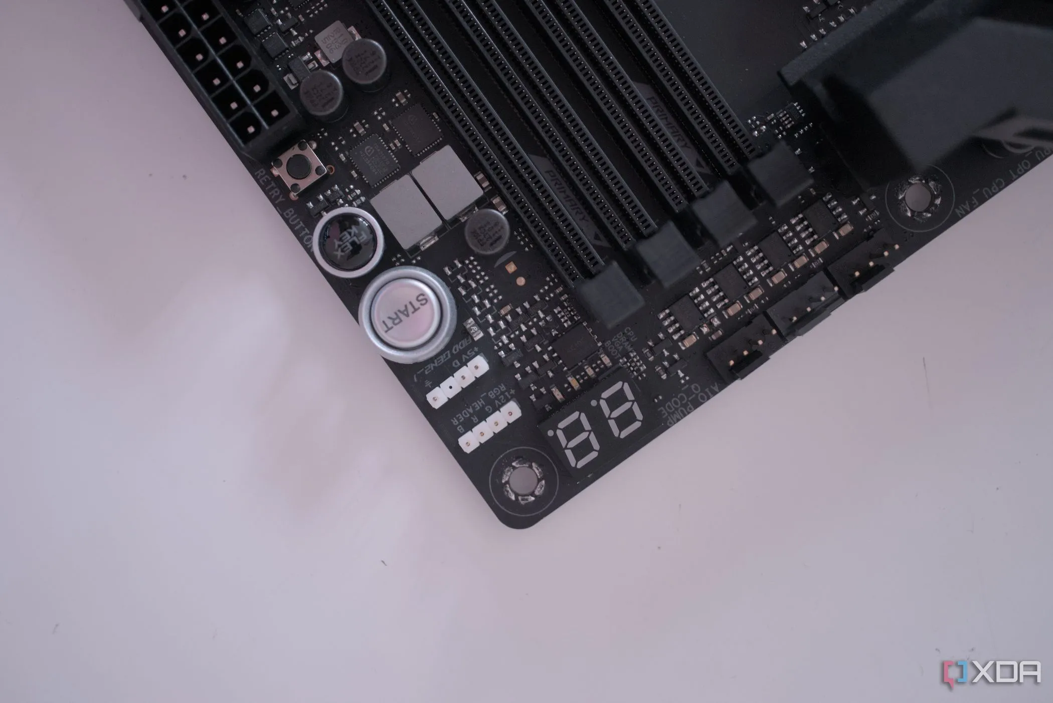 Màn hình debug Q-Code và đèn LED trên bo mạch chủ ASUS ROG Crosshair X670E Hero