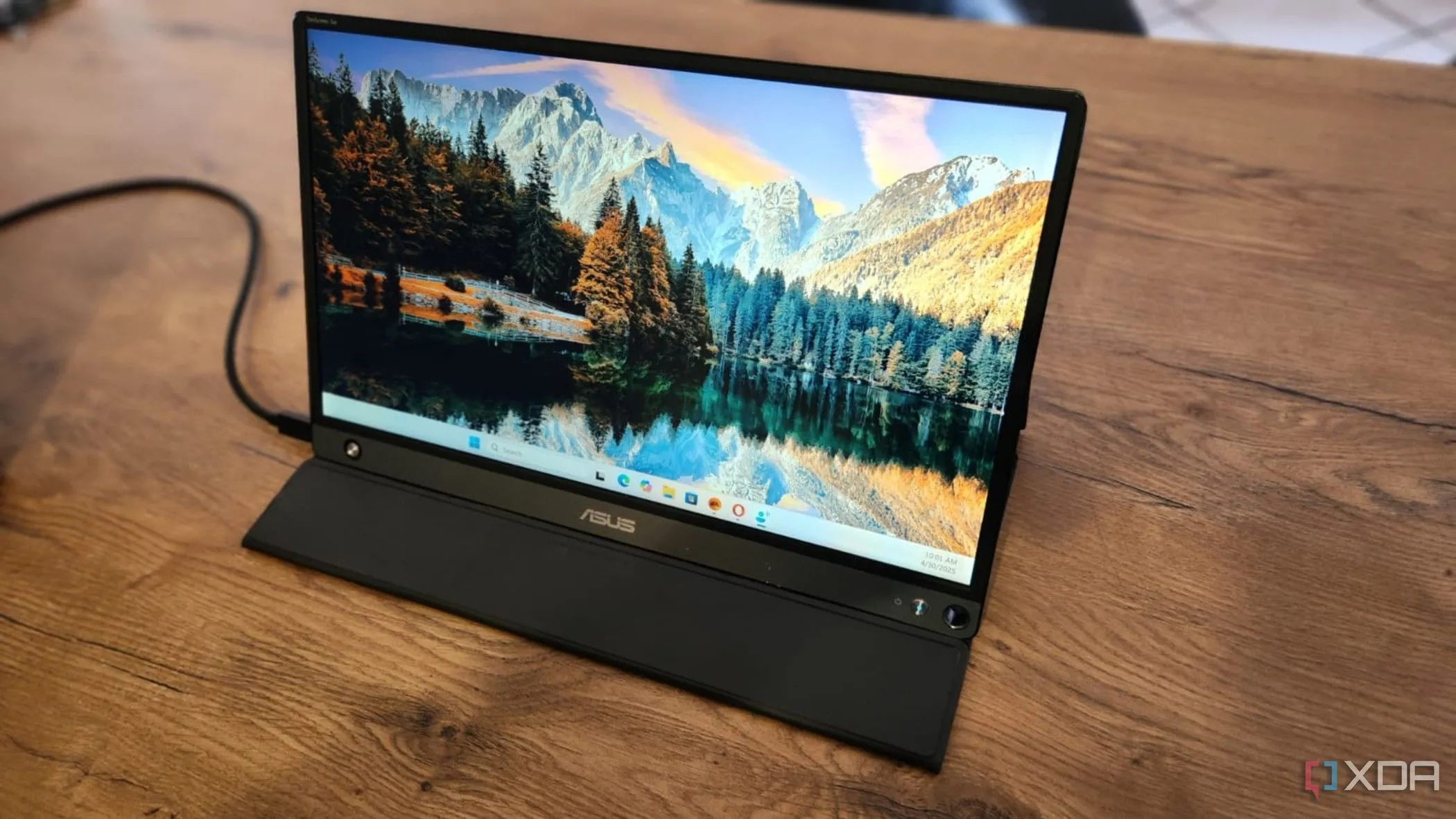 Màn hình di động Asus Zenscreen Go cùng chân đế gập kiểu origami