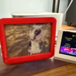 Màn hình E-Ink màu hiển thị bài hát Spotify đang phát
