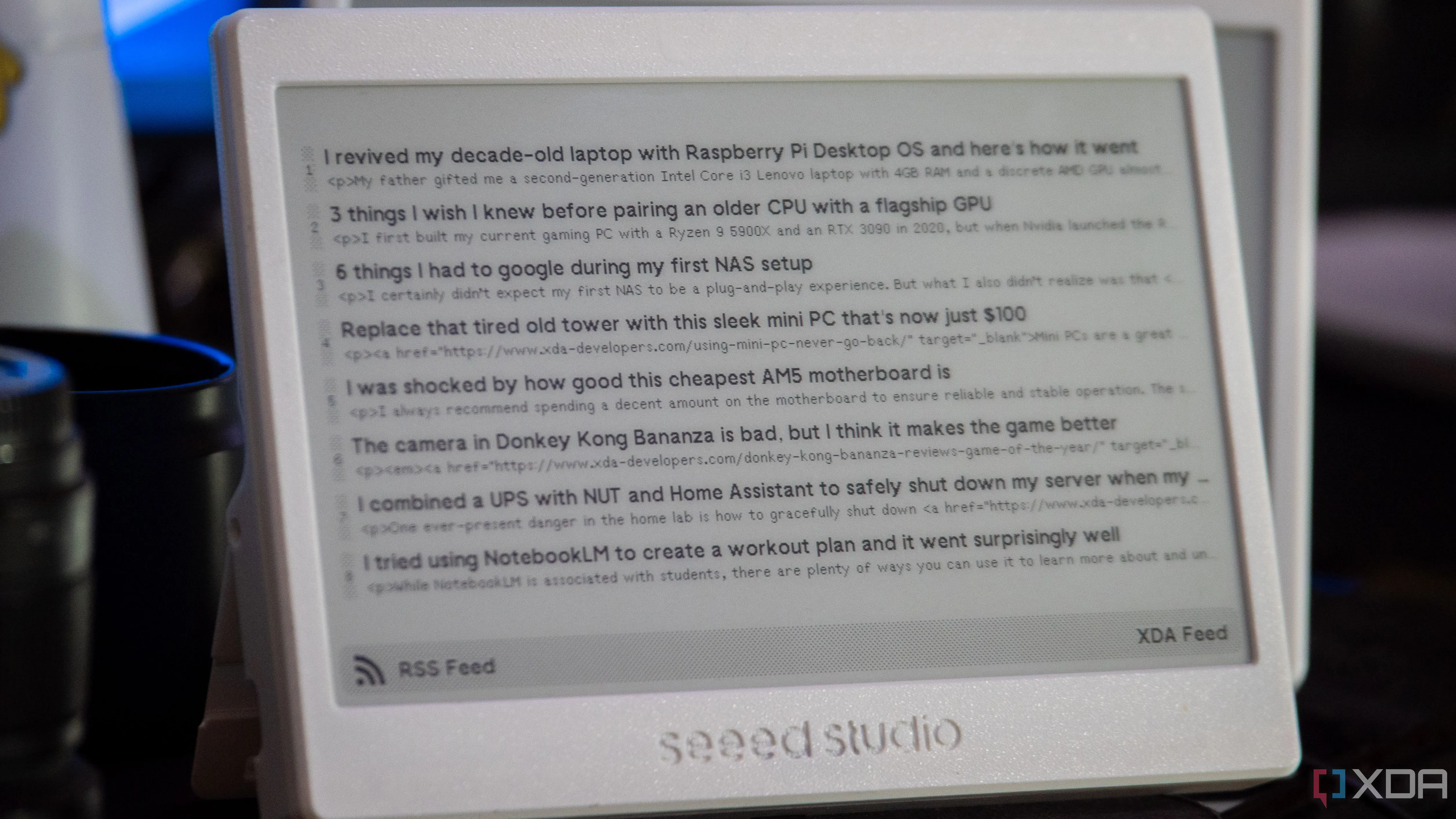 Màn hình e-ink TRMNL hiển thị tin tức từ RSS feed XDA