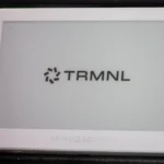 Màn hình e-ink XIAO ePaper Panel hiển thị logo TRMNL